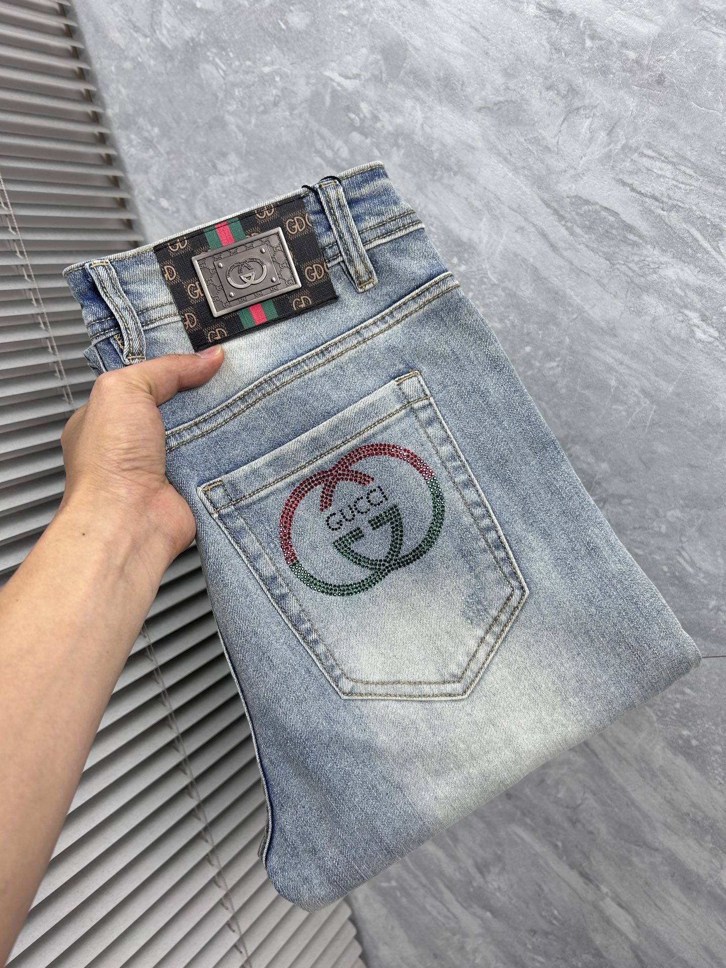 NO:918328,Gucci men's denim jeans, official album and poster outfit style!  High-grade imported denim raw color fabrics are supplied to customers, and the pure 13oz denim fabrics from Okayama, Japan are specially selected. Heavy-duty environmentally friendly plant enzyme washing process is used. The texture has a light retro color, which is quite beautiful and is very suitable for autumn and winter color matching. The fabric is soft and delicate after washing, but has strong bones and a slight stretch, providing an excellent comfortable experience. There is no damage from any technological elements throughout the body, retaining the purest tannin color!  The details throughout the body are perfect, exquisite and sophisticated. The latest leather label on the waist highlights the brand's characteristics. The hardware accessories, leather label and wiring all reflect the craftsmanship!  The silhouette is perfectly tailored and has excellent butt lift and slimming effect. It can be easily matched with any top in the wardrobe. It has wide compatibility and is suitable for various daily wear. The upper body is full of style. It is a must-have trousers for those who are obsessed with quality control and 1V!  Size 29-38 (not 35.37),,jeans,19860909古奇 男士丹宁牛仔裤,官宣画册海报穿搭款！ 客供高级进口的丹宁原色面料,特选日本冈山纯正13oz 盎司牛仔布料,重磅环保植物酵素水洗工艺,肌理有着淡淡的复古色彩,相当漂亮,极符合秋冬的配色,面料经过水洗后柔软细腻,但筋骨感极强,且略带弹力,提供了绝佳的舒适体验,通身无任何工艺元素破坏,保留了最纯粹的丹宁本色！通身细节完美如斯,精湛且考究,最新的腰部皮标彰显了品牌特质,五金配件、皮标、走线无不体现出匠心工艺！版型剪裁完美,提臀修身效果绝佳,可轻松横扫衣橱任何的上装搭配,兼容性广泛,满足于日常各种穿搭,上身型款十足,于品质控及1V迷控者必入型裤装！ 尺码29—38（没35.37）,,jeans,,Men's clothing