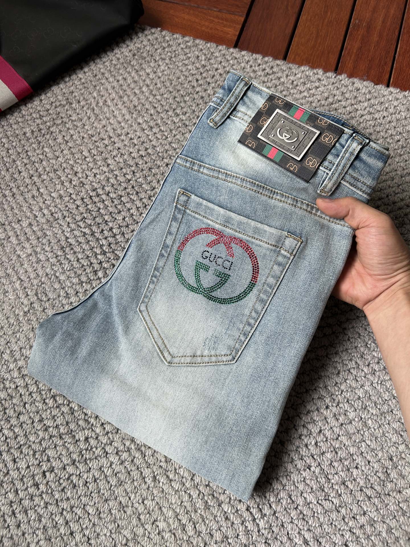 NO:925863,Gucci men's denim jeans, official album and poster outfit style!  High-grade imported denim raw color fabrics are supplied to customers, and the pure 13oz denim fabrics from Okayama, Japan are specially selected. Heavy-duty environmentally friendly plant enzyme washing process is used. The texture has a light retro color, which is quite beautiful and is very suitable for autumn and winter color matching. The fabric is soft and delicate after washing, but has strong bones and a slight stretch, providing an excellent comfortable experience. There is no damage from any technological elements throughout the body, retaining the purest tannin color!  The details throughout the body are perfect, exquisite and sophisticated. The latest leather label on the waist highlights the brand's characteristics. The hardware accessories, leather label and wiring all reflect the craftsmanship!  The silhouette is perfectly tailored and has excellent butt lift and slimming effect. It can be easily matched with any top in the wardrobe. It has wide compatibility and is suitable for various daily wear. The upper body is full of style. It is a must-have trousers for those who are obsessed with quality control and 1V!  Size 29-38 (not 35.37),,jeans,19860909古奇 男士丹宁牛仔裤,官宣画册海报穿搭款！ 客供高级进口的丹宁原色面料,特选日本冈山纯正13oz 盎司牛仔布料,重磅环保植物酵素水洗工艺,肌理有着淡淡的复古色彩,相当漂亮,极符合秋冬的配色,面料经过水洗后柔软细腻,但筋骨感极强,且略带弹力,提供了绝佳的舒适体验,通身无任何工艺元素破坏,保留了最纯粹的丹宁本色！通身细节完美如斯,精湛且考究,最新的腰部皮标彰显了品牌特质,五金配件、皮标、走线无不体现出匠心工艺！版型剪裁完美,提臀修身效果绝佳,可轻松横扫衣橱任何的上装搭配,兼容性广泛,满足于日常各种穿搭,上身型款十足,于品质控及1V迷控者必入型裤装！ 尺码29—38（没35.37）,,jeans,,Men's clothing
