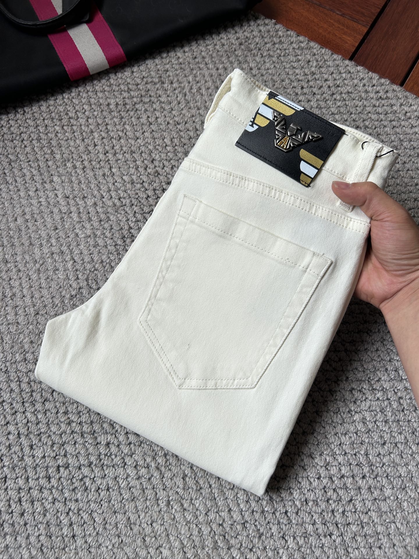 NO:925856,Armani men's denim jeans, official album and poster style!  High-grade imported denim raw color fabrics are supplied to customers, and the pure 13oz denim fabrics from Okayama, Japan are specially selected. Heavy-duty environmentally friendly plant enzyme washing process is used. The texture has a light retro color, which is quite beautiful and is very suitable for autumn and winter color matching. The fabric is soft and delicate after washing, but has strong bones and a slight stretch, providing an excellent comfortable experience. There is no damage from any technological elements throughout the body, retaining the purest tannin color!  The details throughout the body are perfect, exquisite and sophisticated. The latest leather label on the waist highlights the brand's characteristics. The hardware accessories, leather label and wiring all reflect the craftsmanship!  The silhouette is perfectly tailored and has excellent butt lift and slimming effect. It can be easily matched with any top in the wardrobe. It has wide compatibility and is suitable for various daily wear. The upper body is full of style. It is a must-have trousers for those who are obsessed with quality control and 1V!  Size 29-38 (not 35.37), armani,jeans,19860909阿玛尼 男士丹宁牛仔裤,官宣画册海报穿搭款！ 客供高级进口的丹宁原色面料,特选日本冈山纯正13oz 盎司牛仔布料,重磅环保植物酵素水洗工艺,肌理有着淡淡的复古色彩,相当漂亮,极符合秋冬的配色,面料经过水洗后柔软细腻,但筋骨感极强,且略带弹力,提供了绝佳的舒适体验,通身无任何工艺元素破坏,保留了最纯粹的丹宁本色！通身细节完美如斯,精湛且考究,最新的腰部皮标彰显了品牌特质,五金配件、皮标、走线无不体现出匠心工艺！版型剪裁完美,提臀修身效果绝佳,可轻松横扫衣橱任何的上装搭配,兼容性广泛,满足于日常各种穿搭,上身型款十足,于品质控及1V迷控者必入型裤装！ 尺码29—38（没35.37）,,armani,jeans,,Men's clothing