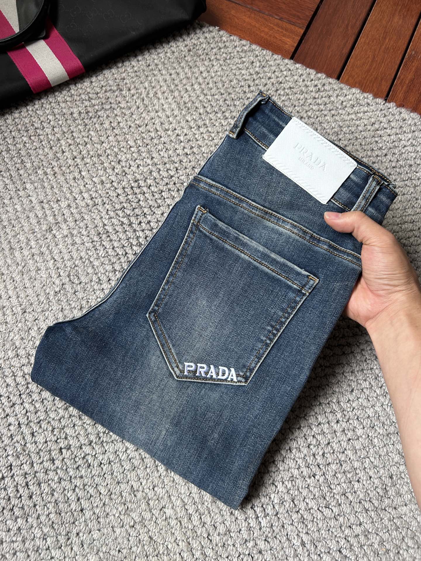 NO:925849,Prada men's denim jeans, official album and poster style!  High-grade imported denim raw color fabrics are supplied to customers, and the pure 13oz denim fabrics from Okayama, Japan are specially selected. Heavy-duty environmentally friendly plant enzyme washing process is used. The texture has a light retro color, which is quite beautiful and is very suitable for autumn and winter color matching. The fabric is soft and delicate after washing, but has strong bones and a slight stretch, providing an excellent comfortable experience. There is no damage from any technological elements throughout the body, retaining the purest tannin color!  The details throughout the body are perfect, exquisite and sophisticated. The latest leather label on the waist highlights the brand's characteristics. The hardware accessories, leather label and wiring all reflect the craftsmanship!  The silhouette is perfectly tailored and has excellent butt lift and slimming effect. It can be easily matched with any top in the wardrobe. It has wide compatibility and is suitable for various daily wear. The upper body is full of style. It is a must-have trousers for those who are obsessed with quality control and 1V!  Size 29-38 (not 35.37),,prada,jeans,19860909普拉达 男士丹宁牛仔裤,官宣画册海报穿搭款！ 客供高级进口的丹宁原色面料,特选日本冈山纯正13oz 盎司牛仔布料,重磅环保植物酵素水洗工艺,肌理有着淡淡的复古色彩,相当漂亮,极符合秋冬的配色,面料经过水洗后柔软细腻,但筋骨感极强,且略带弹力,提供了绝佳的舒适体验,通身无任何工艺元素破坏,保留了最纯粹的丹宁本色！通身细节完美如斯,精湛且考究,最新的腰部皮标彰显了品牌特质,五金配件、皮标、走线无不体现出匠心工艺！版型剪裁完美,提臀修身效果绝佳,可轻松横扫衣橱任何的上装搭配,兼容性广泛,满足于日常各种穿搭,上身型款十足,于品质控及1V迷控者必入型裤装！ 尺码29—38（没35.37）,,prada,jeans,,Men's clothing