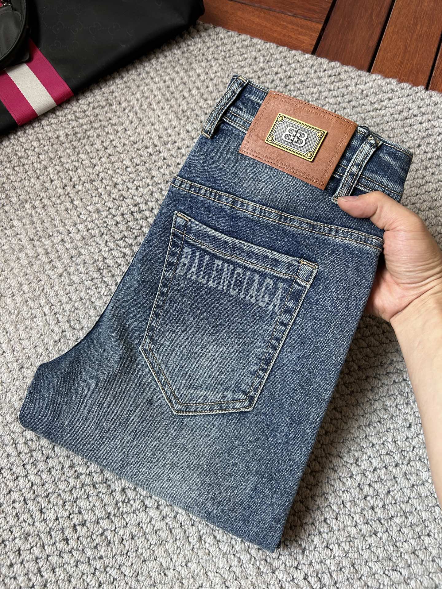 NO:925837,Paris men's denim jeans, official album and poster style!  High-grade imported denim raw color fabrics are supplied to customers, and the pure 13oz denim fabrics from Okayama, Japan are specially selected. Heavy-duty environmentally friendly plant enzyme washing process is used. The texture has a light retro color, which is quite beautiful and is very suitable for autumn and winter color matching. The fabric is soft and delicate after washing, but has strong bones and a slight stretch, providing an excellent comfortable experience. There is no damage from any technological elements throughout the body, retaining the purest tannin color!  The details throughout the body are perfect, exquisite and sophisticated. The latest leather label on the waist highlights the brand's characteristics. The hardware accessories, leather label and wiring all reflect the craftsmanship!  The silhouette is perfectly tailored and has excellent butt lift and slimming effect. It can be easily matched with any top in the wardrobe. It has wide compatibility and is suitable for various daily wear. The upper body is full of style. It is a must-have trousers for those who are obsessed with quality control and 1V!  Size 29-38 (not 35.37),,jeans,19860909巴黎 男士丹宁牛仔裤,官宣画册海报穿搭款！ 客供高级进口的丹宁原色面料,特选日本冈山纯正13oz 盎司牛仔布料,重磅环保植物酵素水洗工艺,肌理有着淡淡的复古色彩,相当漂亮,极符合秋冬的配色,面料经过水洗后柔软细腻,但筋骨感极强,且略带弹力,提供了绝佳的舒适体验,通身无任何工艺元素破坏,保留了最纯粹的丹宁本色！通身细节完美如斯,精湛且考究,最新的腰部皮标彰显了品牌特质,五金配件、皮标、走线无不体现出匠心工艺！版型剪裁完美,提臀修身效果绝佳,可轻松横扫衣橱任何的上装搭配,兼容性广泛,满足于日常各种穿搭,上身型款十足,于品质控及1V迷控者必入型裤装！ 尺码29—38（没35.37）,,jeans,,Men's clothing