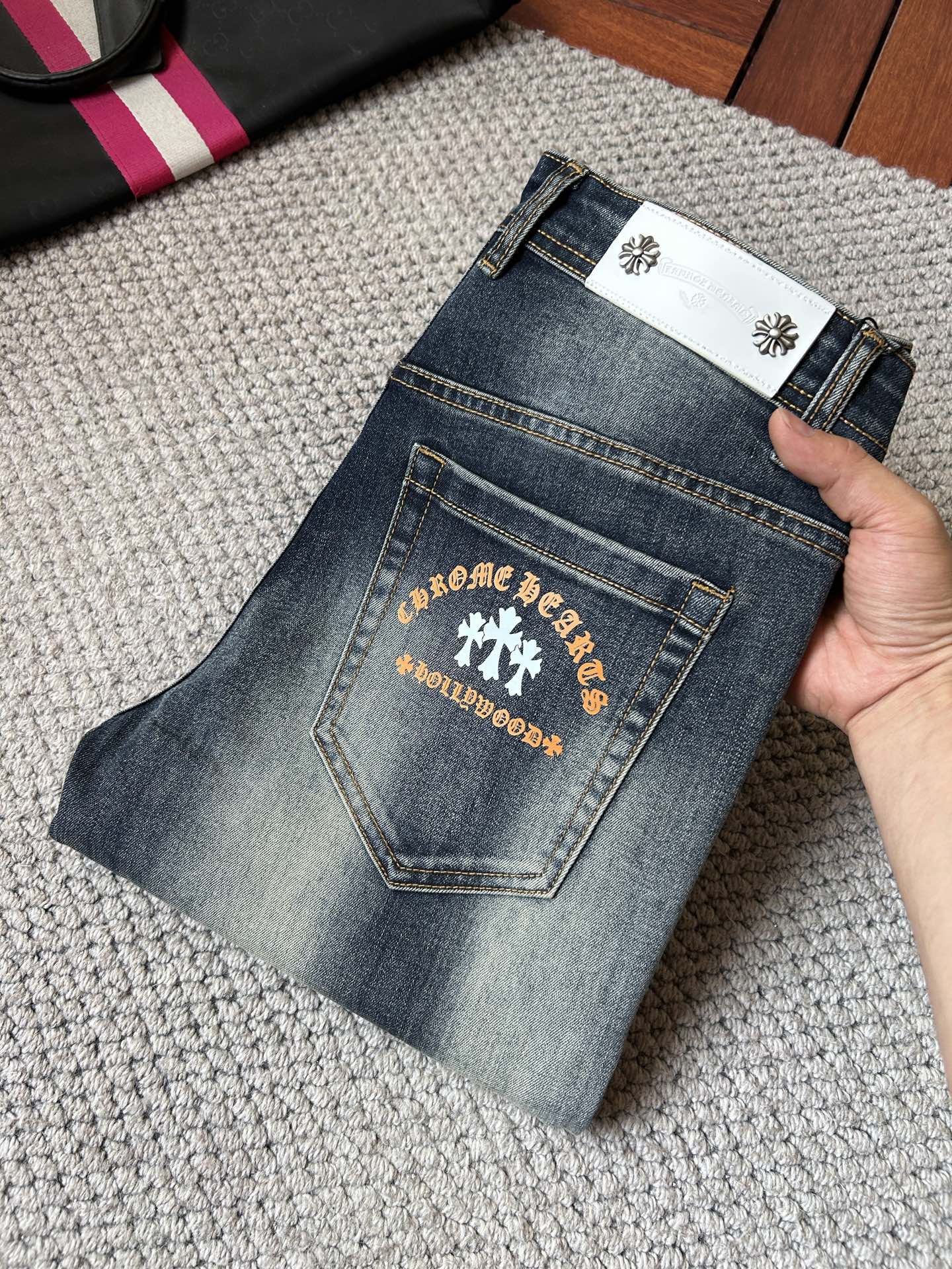 NO:925830,Croxin men's denim jeans, official album and poster wear style!  High-grade imported denim raw color fabrics are supplied to customers, and the pure 13oz denim fabrics from Okayama, Japan are specially selected. Heavy-duty environmentally friendly plant enzyme washing process is used. The texture has a light retro color, which is quite beautiful and is very suitable for autumn and winter color matching. The fabric is soft and delicate after washing, but has strong bones and a slight stretch, providing an excellent comfortable experience. There is no damage from any technological elements throughout the body, retaining the purest tannin color!  The details throughout the body are perfect, exquisite and sophisticated. The latest leather label on the waist highlights the brand's characteristics. The hardware accessories, leather label and wiring all reflect the craftsmanship!  The silhouette is perfectly tailored and has excellent butt lift and slimming effect. It can be easily matched with any top in the wardrobe. It has wide compatibility and is suitable for various daily wear. The upper body is full of style. It is a must-have trousers for those who are obsessed with quality control and 1V!  Sizes 29-38 (not 35.37),,chrome hearts,jeans,19860909克罗心 男士丹宁牛仔裤,官宣画册海报穿搭款！ 客供高级进口的丹宁原色面料,特选日本冈山纯正13oz 盎司牛仔布料,重磅环保植物酵素水洗工艺,肌理有着淡淡的复古色彩,相当漂亮,极符合秋冬的配色,面料经过水洗后柔软细腻,但筋骨感极强,且略带弹力,提供了绝佳的舒适体验,通身无任何工艺元素破坏,保留了最纯粹的丹宁本色！通身细节完美如斯,精湛且考究,最新的腰部皮标彰显了品牌特质,五金配件、皮标、走线无不体现出匠心工艺！版型剪裁完美,提臀修身效果绝佳,可轻松横扫衣橱任何的上装搭配,兼容性广泛,满足于日常各种穿搭,上身型款十足,于品质控及1V迷控者必入型裤装！ 尺码29—38（没35.37）,,chrome hearts,jeans,,Men's clothing