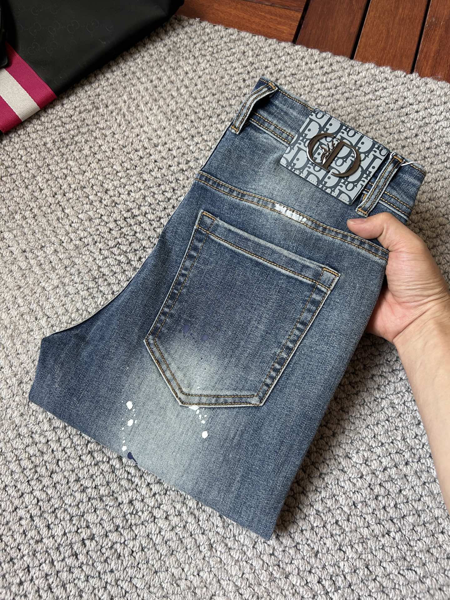 NO:925824,dr men's denim jeans, official album and poster outfit!  High-grade imported denim raw color fabrics are supplied to customers, and the pure 13oz denim fabrics from Okayama, Japan are specially selected. Heavy-duty environmentally friendly plant enzyme washing process is used. The texture has a light retro color, which is quite beautiful and is very suitable for autumn and winter color matching. The fabric is soft and delicate after washing, but has strong bones and a slight stretch, providing an excellent comfortable experience. There is no damage from any technological elements throughout the body, retaining the purest tannin color!  The details throughout the body are perfect, exquisite and sophisticated. The latest leather label on the waist highlights the brand's characteristics. The hardware accessories, leather label and wiring all reflect the craftsmanship!  The silhouette is perfectly tailored and has excellent butt lift and slimming effect. It can be easily matched with any top in the wardrobe. It has wide compatibility and is suitable for various daily wear. The upper body is full of style. It is a must-have trousers for those who are obsessed with quality control and 1V!  Size 29-38 (not 35.37),,jeans,19860909dr 男士丹宁牛仔裤,官宣画册海报穿搭款！ 客供高级进口的丹宁原色面料,特选日本冈山纯正13oz 盎司牛仔布料,重磅环保植物酵素水洗工艺,肌理有着淡淡的复古色彩,相当漂亮,极符合秋冬的配色,面料经过水洗后柔软细腻,但筋骨感极强,且略带弹力,提供了绝佳的舒适体验,通身无任何工艺元素破坏,保留了最纯粹的丹宁本色！通身细节完美如斯,精湛且考究,最新的腰部皮标彰显了品牌特质,五金配件、皮标、走线无不体现出匠心工艺！版型剪裁完美,提臀修身效果绝佳,可轻松横扫衣橱任何的上装搭配,兼容性广泛,满足于日常各种穿搭,上身型款十足,于品质控及1V迷控者必入型裤装！ 尺码29—38（没35.37）,,jeans,,Men's clothing