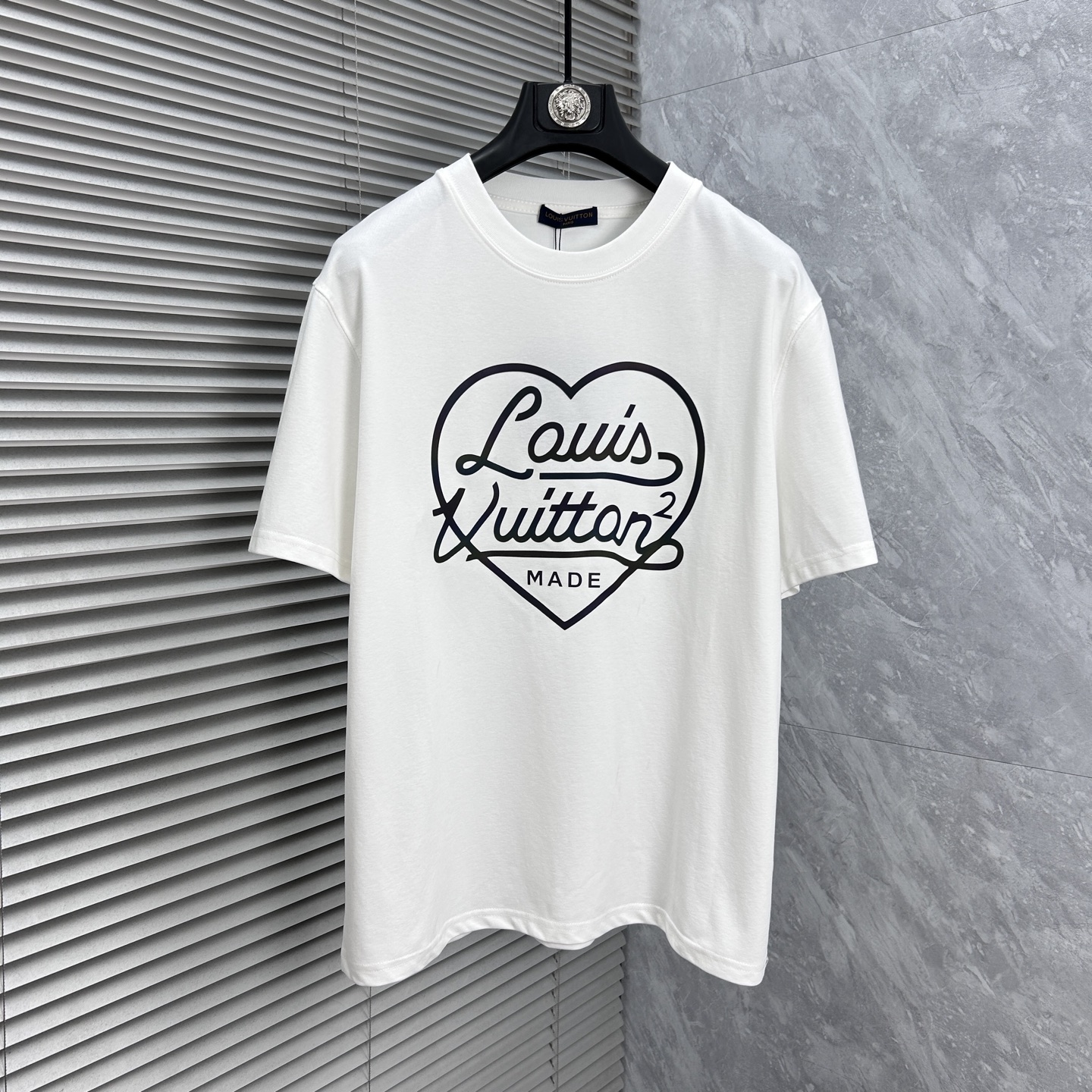 NO:937071,LV* ss26 new summer short-sleeved T-shirt, ice tide cotton series, soft and skin-friendly, official w1-1 gram weight 260, high version, top pattern logo, handsome and fashionable, simple and versatile. Not only crisp and trendy silhouette, but also comfortable to wear, the yarn is more delicate. Size M-XXXL, Louis Vuitton, T-shirt, tees, t-shirt,19860909LV* ss26夏季新款短袖T恤,冰潮棉系列柔软亲肤 官w1-1克重260 高版本 顶级图案logo,帅气时尚,简约百搭款.不仅挺括,保持潮流的廓形,又穿着舒适,纱织更细腻 码数M-XXXL,,louis vuitton,T-shirt,tees，t-shirt,,Men's clothing