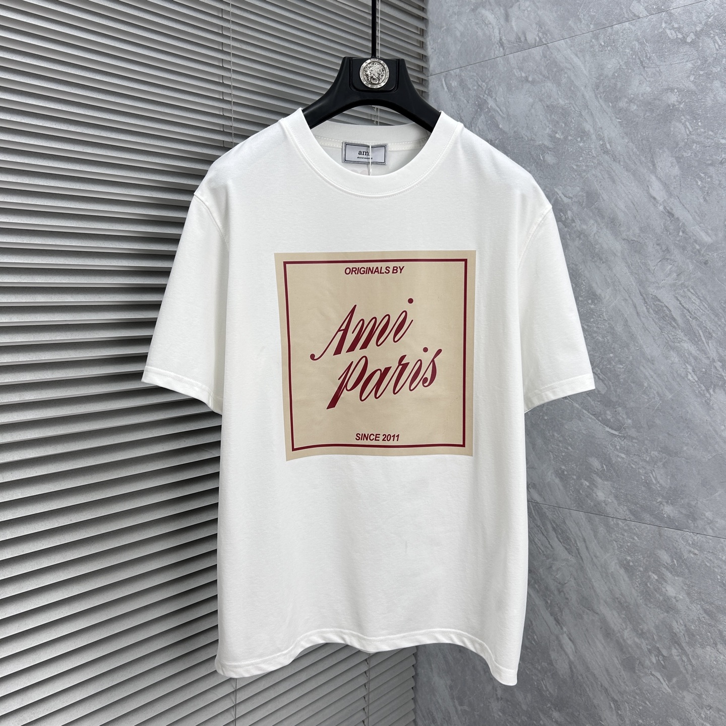 NO:910773,Ami* ss26 new summer short-sleeved T-shirt, ice tide cotton series, soft and skin-friendly, official w1-1 gram weight 260, high version, top pattern logo, handsome and fashionable, simple and versatile. Not only crisp and trendy silhouette, but also comfortable to wear, the yarn is more delicate. Size M-XXXL,, T-shirt, tees, t-shirt,19860909Ami* ss26夏季新款短袖T恤,冰潮棉系列柔软亲肤 官w1-1克重260 高版本 顶级图案logo,帅气时尚,简约百搭款.不仅挺括,保持潮流的廓形,又穿着舒适,纱织更细腻 码数M-XXXL,,T-shirt,tees，t-shirt,,Men's clothing