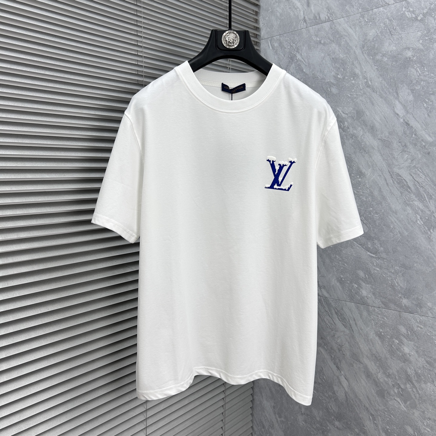 NO:910777,LV* ss26 new summer short-sleeved T-shirt, ice tide cotton series, soft and skin-friendly, official w1-1 gram weight 260, high version, top pattern logo, handsome and fashionable, simple and versatile. Not only crisp and trendy silhouette, but also comfortable to wear, the yarn is more delicate. Size M-XXXL, Louis Vuitton, T-shirt, tees, t-shirt,19860909LV* ss26夏季新款短袖T恤,冰潮棉系列柔软亲肤 官w1-1克重260 高版本 顶级图案logo,帅气时尚,简约百搭款.不仅挺括,保持潮流的廓形,又穿着舒适,纱织更细腻 码数M-XXXL,,louis vuitton,T-shirt,tees，t-shirt,,Men's clothing
