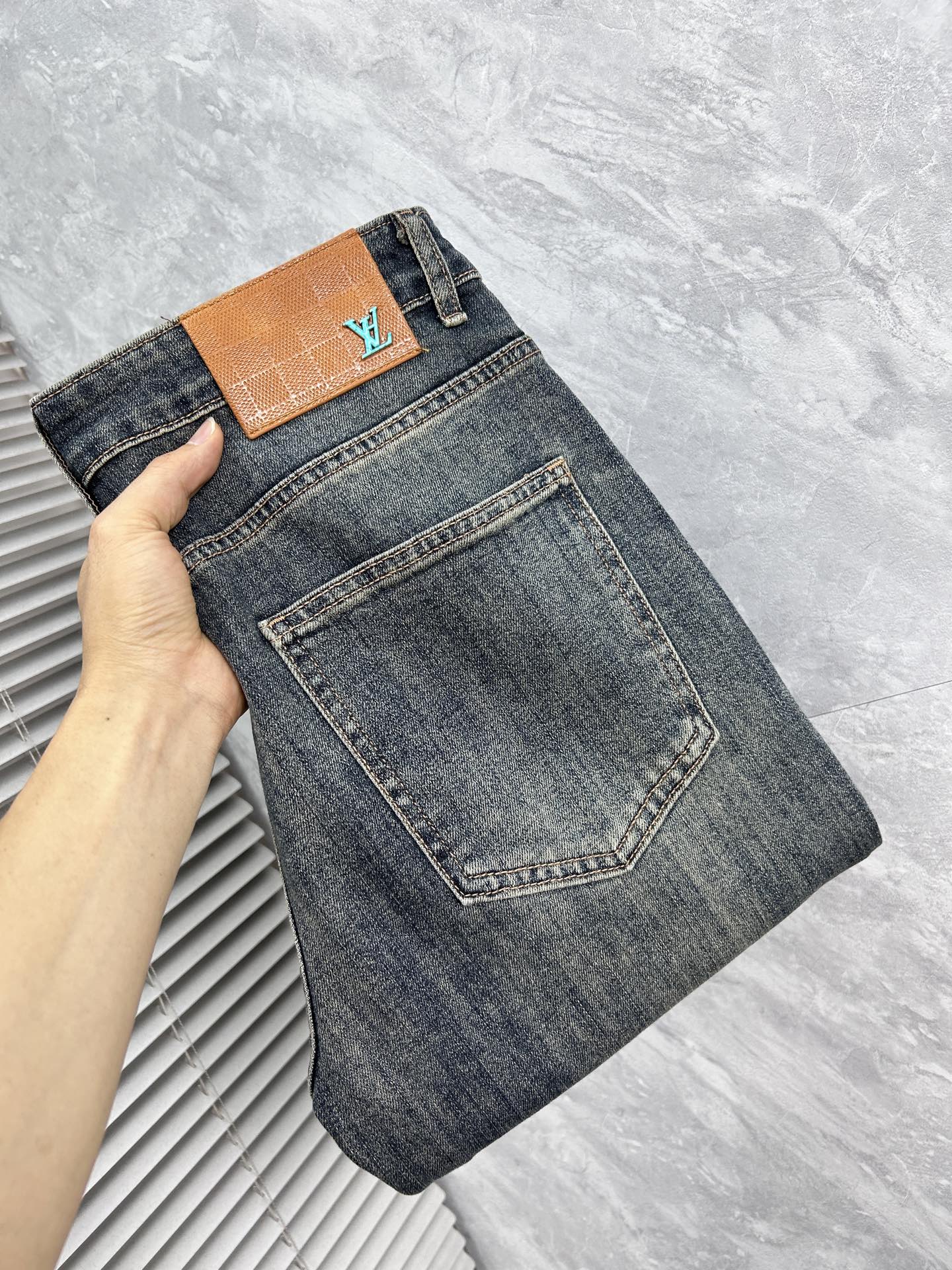NO:870321,LV2026 new men's jeans with good elasticity. Exclusively sold on the official website. Fashionable and elegant. Heavy craftsmanship design. Using original color yeast washing process. Selected imported heavyweight denim denim fabric with high-end hardware decoration. Genuine leather label. Exquisite stitching. Low-key luxury. Worth owning. Size 28-38, shipped next day, louis vuitton,jeans,19860909LV2026新品男士牛仔裤 面料弹性好.独家发售 官网同步 时尚优雅 重工艺设计.采用原色酵母水洗工艺 精选进口重磅丹宁牛仔面料 配高档五金装饰 真皮皮牌 精致车线 低调轻奢 值得拥有.码数28-38,隔天出货,,louis vuitton,jeans,,Men's clothing