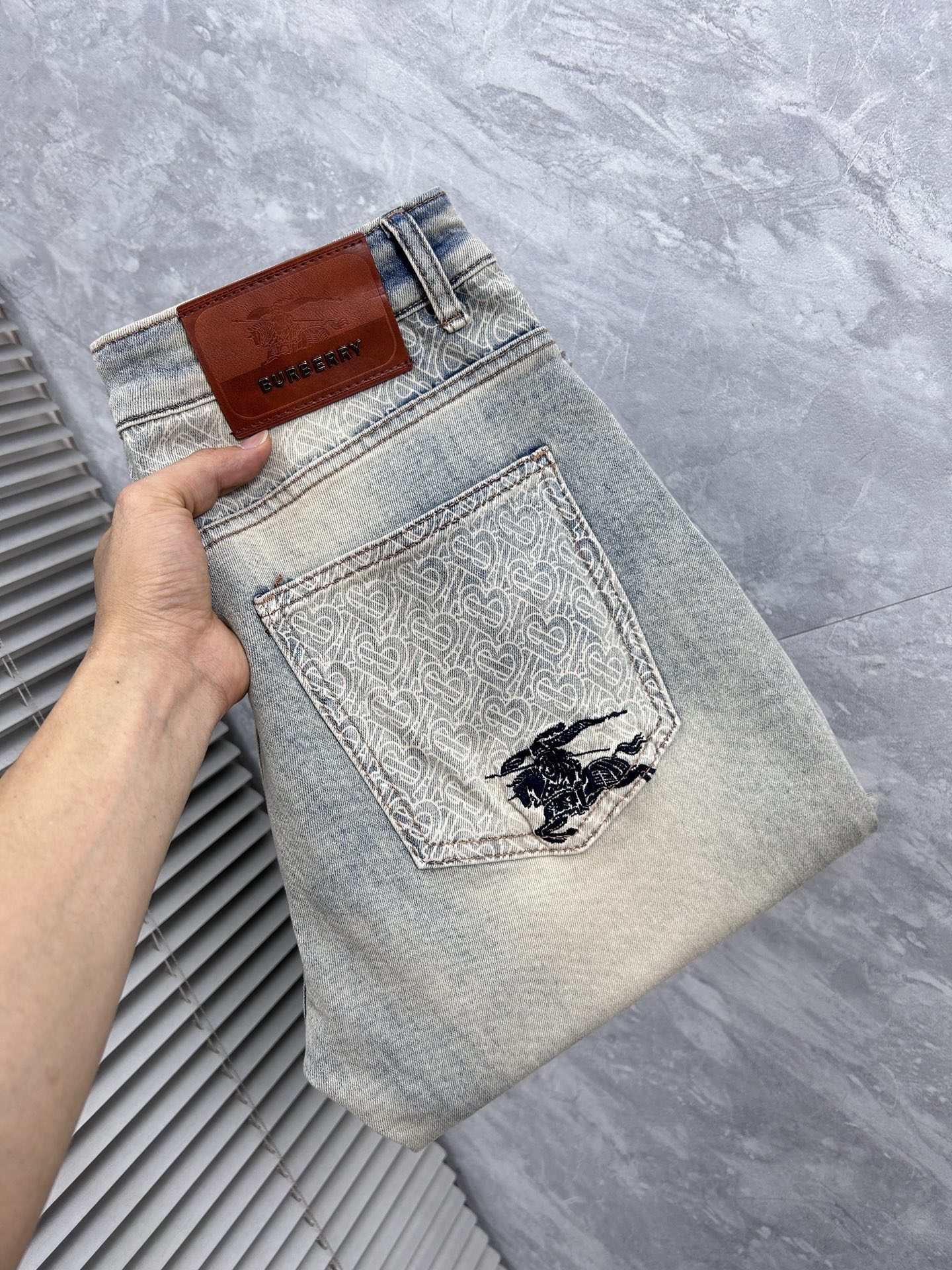 NO:870331,Burberry's 2026 new men's jeans have good elasticity. Exclusively available on the official website. Fashionable and elegant. Heavy craftsmanship design. Using original color yeast washing process. Selected imported heavyweight denim denim fabric with high-end hardware decoration. Genuine leather label. Exquisite stitching. Low-key luxury. Worth owning. Size 28-38, shipped next day, burberry, jeans,19860909巴宝 2026新品男士牛仔裤 面料弹性好.独家发售 官网同步 时尚优雅 重工艺设计.采用原色酵母水洗工艺 精选进口重磅丹宁牛仔面料 配高档五金装饰 真皮皮牌 精致车线 低调轻奢 值得拥有.码数28-38,隔天出货,,burberry,jeans,,Men's clothing