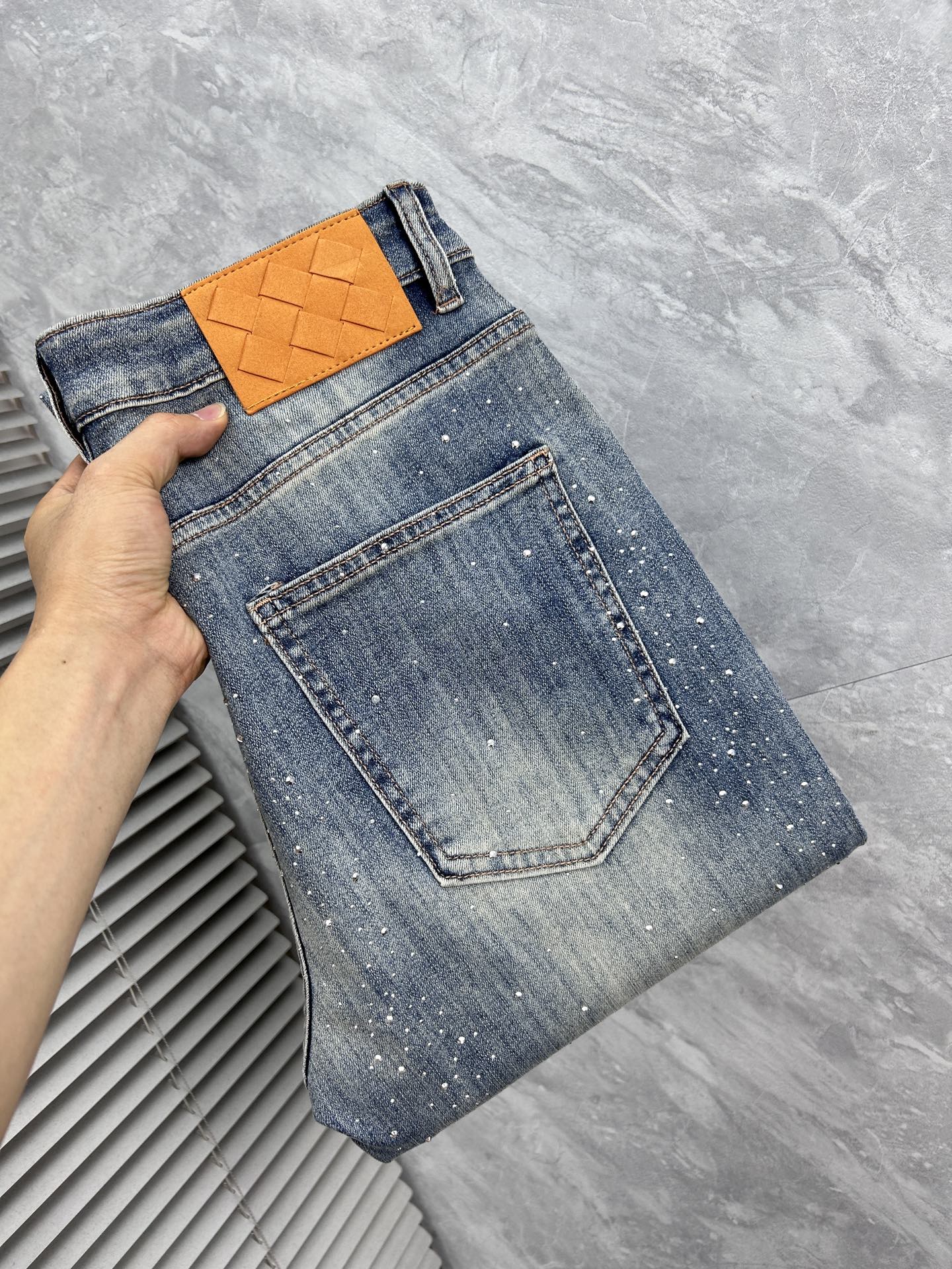 NO:870341,BV 2026 new men's jeans with good elasticity. Exclusive sale on the official website. Fashionable and elegant. Heavy craftsmanship design. Adopt original color yeast washing process. Select imported heavyweight denim denim fabric with high-end hardware decoration. Genuine leather label. Exquisite stitching. Low-key luxury. Worth owning. Size 28-38, shipped next day,,bottega veneta,jeans,19860909BV 2026新品男士牛仔裤 面料弹性好.独家发售 官网同步 时尚优雅 重工艺设计.采用原色酵母水洗工艺 精选进口重磅丹宁牛仔面料 配高档五金装饰 真皮皮牌 精致车线 低调轻奢 值得拥有.码数28-38,隔天出货,,bottega veneta,jeans,,Men's clothing