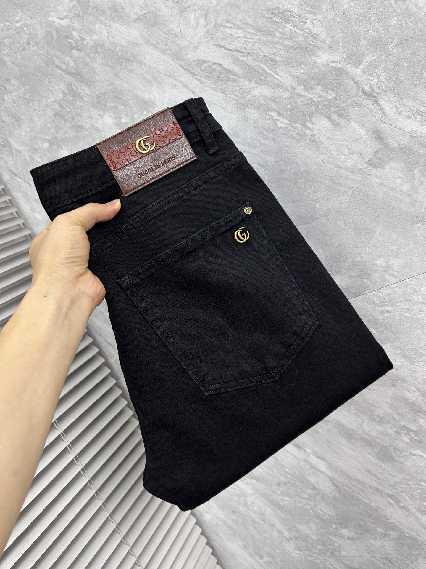 NO:870350,Gucci's 2026 new men's jeans. The fabric has good elasticity. Exclusively available on the official website. Fashionable and elegant. Heavy craftsmanship design. Using original color yeast washing process. Selected imported heavyweight denim denim fabric with high-end hardware decoration. Genuine leather label. Exquisite stitching. Low-key and light luxury. Worth owning. Size 28-38, shipped next day,,jeans,19860909古奇 2026新品男士牛仔裤 面料弹性好.独家发售 官网同步 时尚优雅 重工艺设计.采用原色酵母水洗工艺 精选进口重磅丹宁牛仔面料 配高档五金装饰 真皮皮牌 精致车线 低调轻奢 值得拥有.码数28-38,隔天出货,,jeans,,Men's clothing