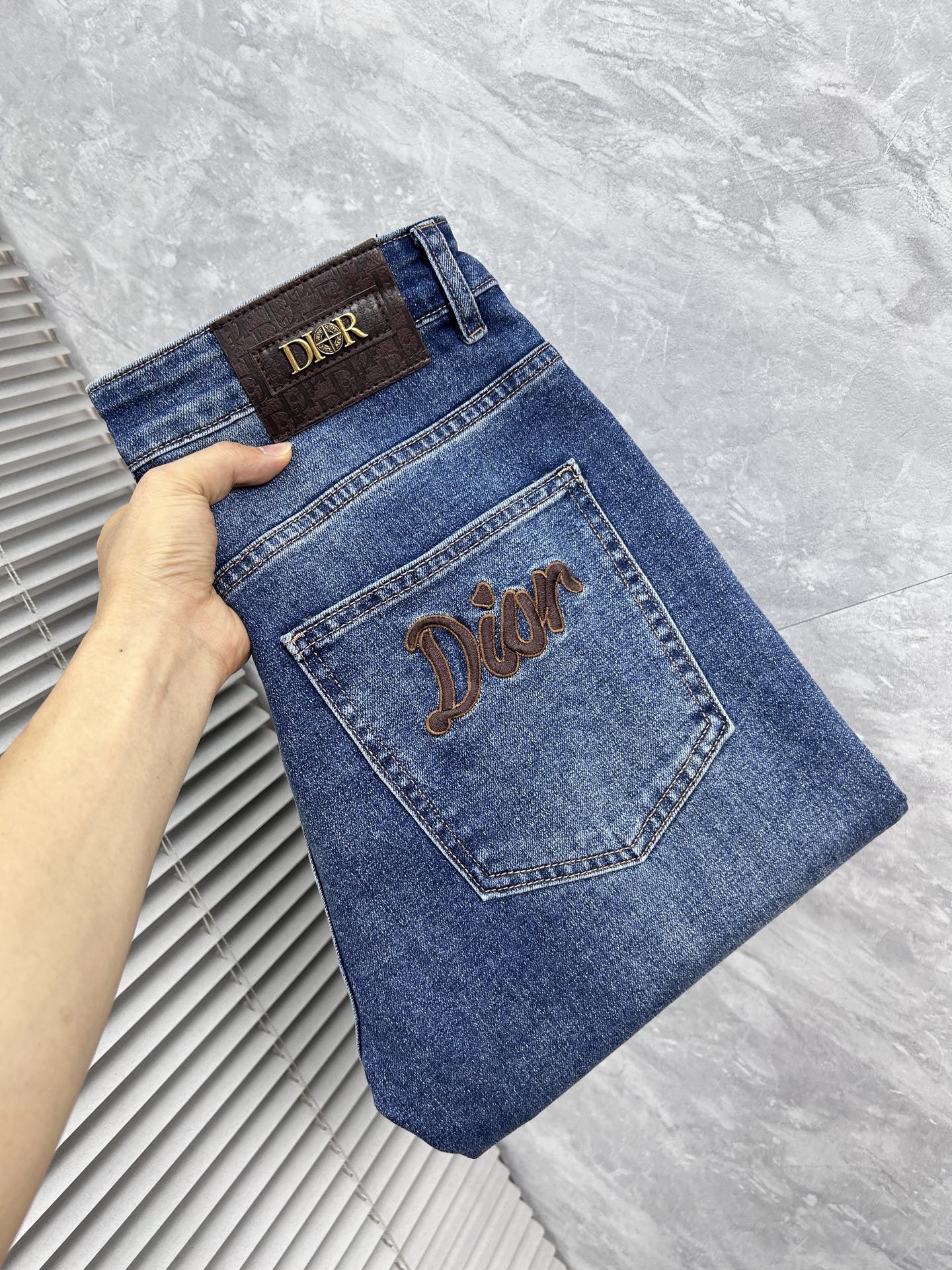 NO:870361,dr 2026 new men's jeans with good elasticity. Exclusively available on the official website. Fashionable and elegant. Heavy craftsmanship design. Using original color yeast washing process. Selected imported heavyweight denim denim fabric with high-end hardware decoration. Genuine leather label. Exquisite stitching. Low-key luxury. Worth owning. Size 28-38, shipped next day,,jeans,19860909dr 2026新品男士牛仔裤 面料弹性好.独家发售 官网同步 时尚优雅 重工艺设计.采用原色酵母水洗工艺 精选进口重磅丹宁牛仔面料 配高档五金装饰 真皮皮牌 精致车线 低调轻奢 值得拥有.码数28-38,隔天出货,,jeans,,Men's clothing