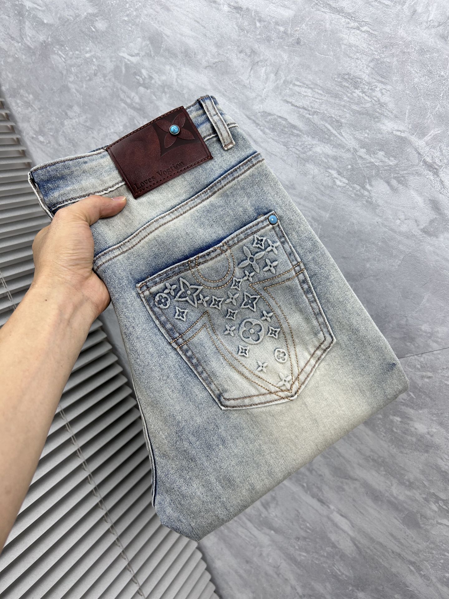 NO:870369,LV 2026 new men's jeans. The fabric has good elasticity. Exclusively available on the official website. Fashionable and elegant. Heavy craftsmanship design. Using original color yeast washing process. Selected imported heavyweight denim denim fabric with high-end hardware decoration. Genuine leather label. Exquisite stitching. Low-key luxury. Worth owning. Size 28-38, shipped next day, louis vuitton,jeans,19860909LV 2026新品男士牛仔裤 面料弹性好.独家发售 官网同步 时尚优雅 重工艺设计.采用原色酵母水洗工艺 精选进口重磅丹宁牛仔面料 配高档五金装饰 真皮皮牌 精致车线 低调轻奢 值得拥有.码数28-38,隔天出货,,louis vuitton,jeans,,Men's clothing