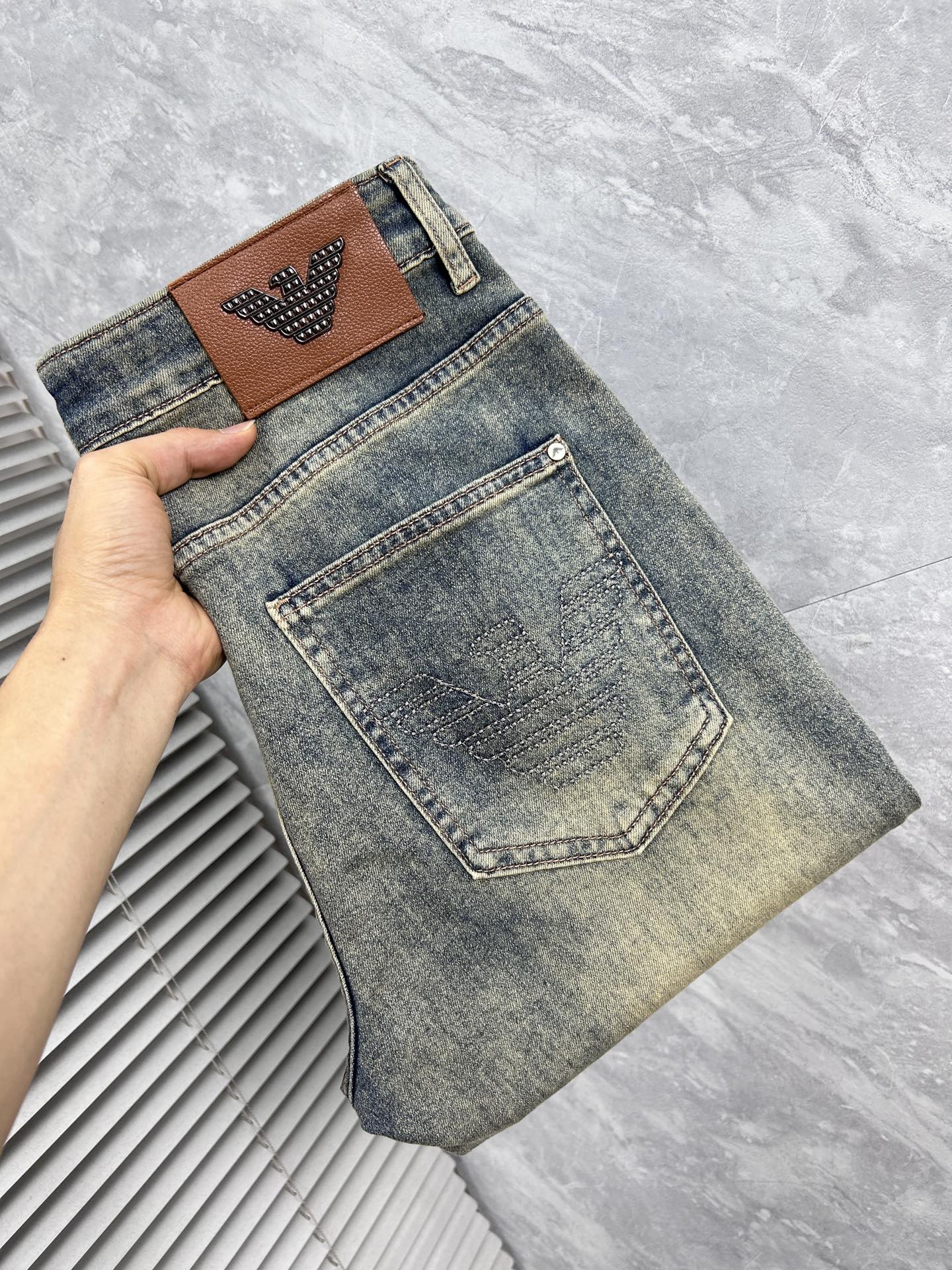 NO:870376,Amma's 2026 new men's jeans are made of good elasticity. Exclusively available on the official website. Fashionable and elegant. Heavy craftsmanship design. Adopt original color yeast washing process. Select imported heavyweight denim denim fabric with high-end hardware decoration. Genuine leather label. Exquisite stitching. Low-key and light luxury. Worth owning. Size 28-38, shipped next day,,jeans,19860909阿玛‘’2026新品男士牛仔裤 面料弹性好.独家发售 官网同步 时尚优雅 重工艺设计.采用原色酵母水洗工艺 精选进口重磅丹宁牛仔面料 配高档五金装饰 真皮皮牌 精致车线 低调轻奢 值得拥有.码数28-38,隔天出货,,jeans,,Men's clothing