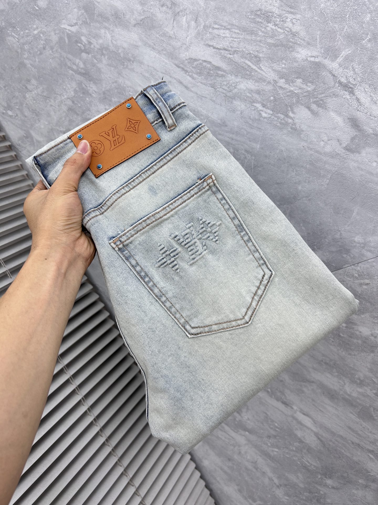 NO:870386,LV 2026 new men's jeans. The fabric has good elasticity. Exclusively available on the official website. Fashionable and elegant. Heavy craftsmanship design. Using original color yeast washing process. Selected imported heavyweight denim denim fabric with high-end hardware decoration. Genuine leather label. Exquisite stitching. Low-key luxury. Worth owning. Size 28-38, shipped next day, louis vuitton,jeans,19860909LV 2026新品男士牛仔裤 面料弹性好.独家发售 官网同步 时尚优雅 重工艺设计.采用原色酵母水洗工艺 精选进口重磅丹宁牛仔面料 配高档五金装饰 真皮皮牌 精致车线 低调轻奢 值得拥有.码数28-38,隔天出货,,louis vuitton,jeans,,Men's clothing