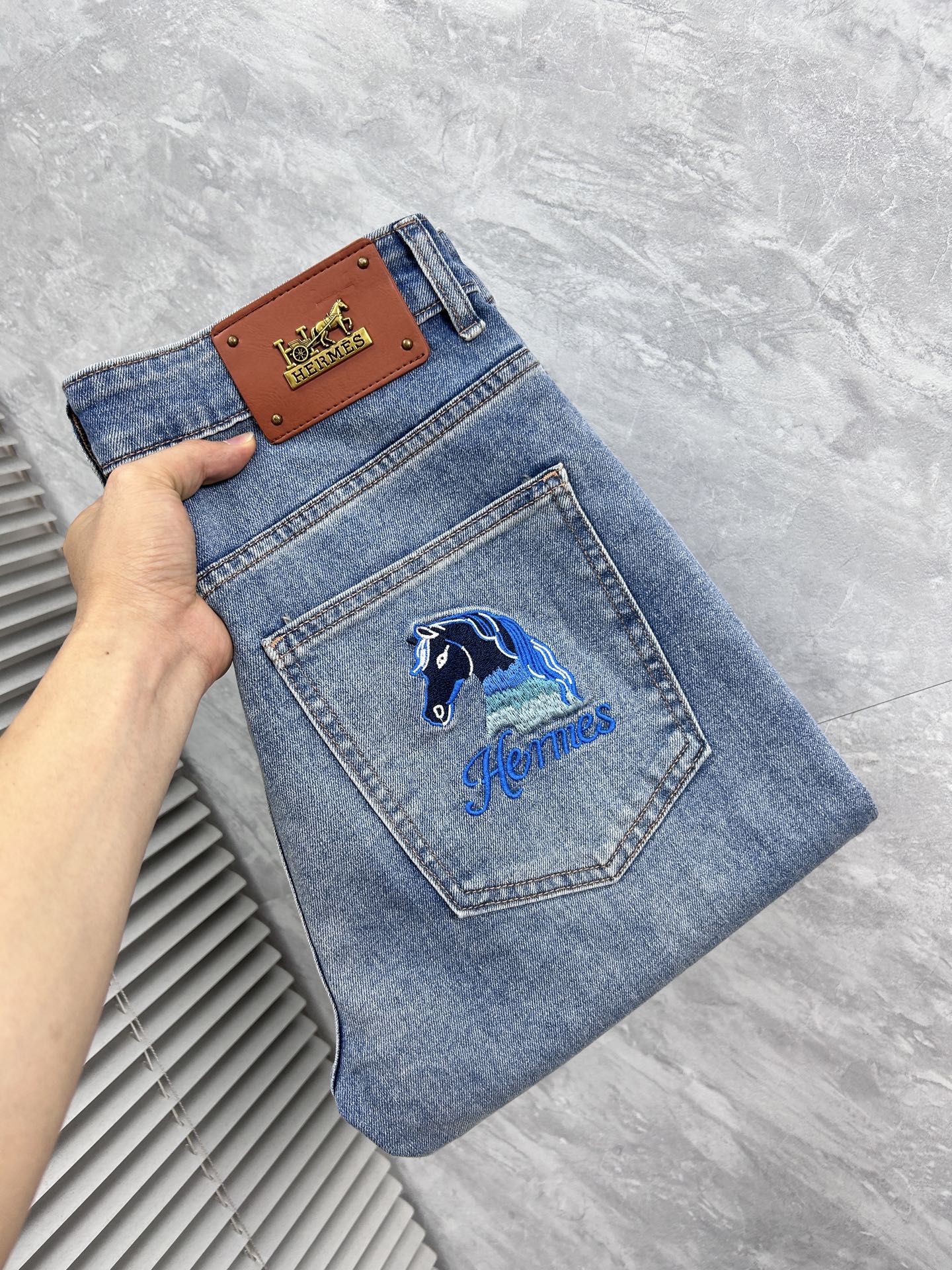NO:870602,Hermes 2026 new men's jeans. The fabric has good elasticity. Exclusively available on the official website. Fashionable and elegant. Heavy craftsmanship design. Using original color yeast washing process. Selected imported heavy denim denim fabric with high-end hardware decoration. Genuine leather label. Exquisite stitching. Low-key and light luxury. Worth owning. Size 28-38, shipped next day, hermes,jeans,19860909爱马 2026新品男士牛仔裤 面料弹性好.独家发售 官网同步 时尚优雅 重工艺设计.采用原色酵母水洗工艺 精选进口重磅丹宁牛仔面料 配高档五金装饰 真皮皮牌 精致车线 低调轻奢 值得拥有.码数28-38,隔天出货,,hermes,jeans,,Men's clothing