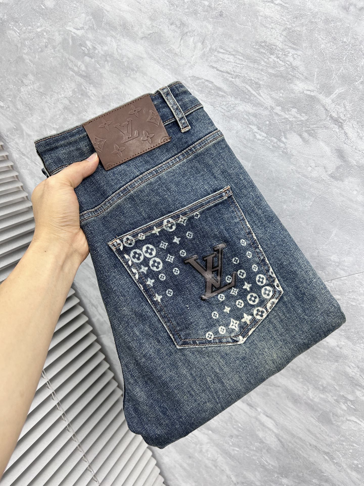 NO:870610,LV 2026 new men's jeans. The fabric has good elasticity. Exclusively available on the official website. Fashionable and elegant. Heavy craftsmanship design. Using original color yeast washing process. Selected imported heavyweight denim denim fabric with high-end hardware decoration. Genuine leather label. Exquisite stitching. Low-key luxury. Worth owning. Size 28-38, shipped next day, louis vuitton,jeans,19860909LV 2026新品男士牛仔裤 面料弹性好.独家发售 官网同步 时尚优雅 重工艺设计.采用原色酵母水洗工艺 精选进口重磅丹宁牛仔面料 配高档五金装饰 真皮皮牌 精致车线 低调轻奢 值得拥有.码数28-38,隔天出货,,louis vuitton,jeans,,Men's clothing
