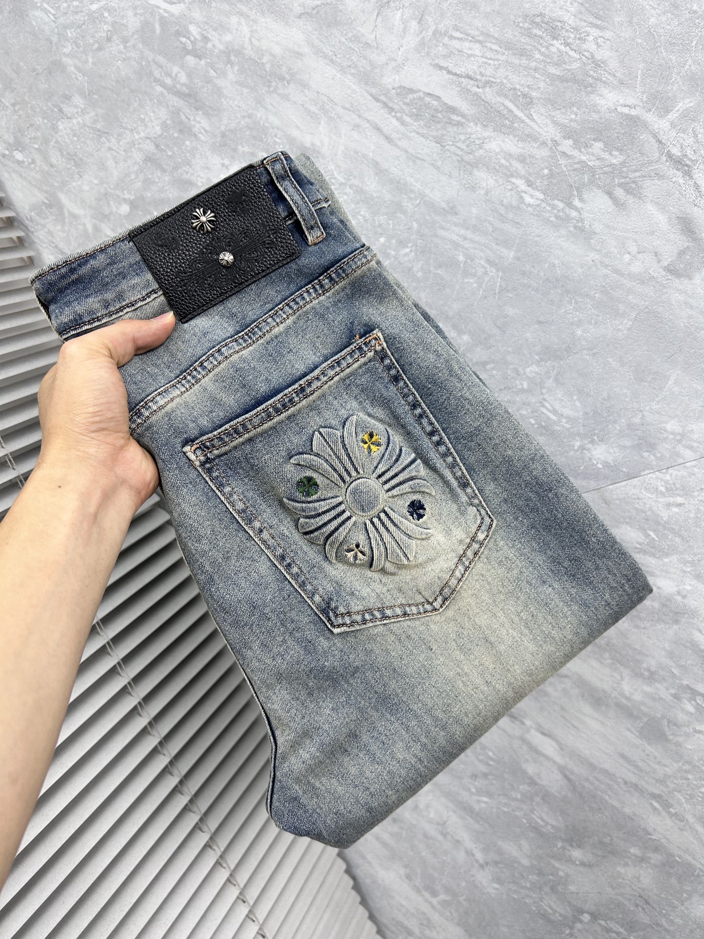 NO:870617,Crowe's 2026 new men's jeans have good elasticity. Exclusively available on the official website. Fashionable and elegant. Heavy craftsmanship design. Using original color yeast washing process. Selected imported heavyweight denim denim fabric with high-end hardware decoration. Genuine leather label. Exquisite stitching. Low-key and light luxury. Worth owning. Size 28-38, shipped next day, chrome hearts, jeans,19860909克罗 2026新品男士牛仔裤 面料弹性好.独家发售 官网同步 时尚优雅 重工艺设计.采用原色酵母水洗工艺 精选进口重磅丹宁牛仔面料 配高档五金装饰 真皮皮牌 精致车线 低调轻奢 值得拥有.码数28-38,隔天出货,,chrome hearts,jeans,,Men's clothing