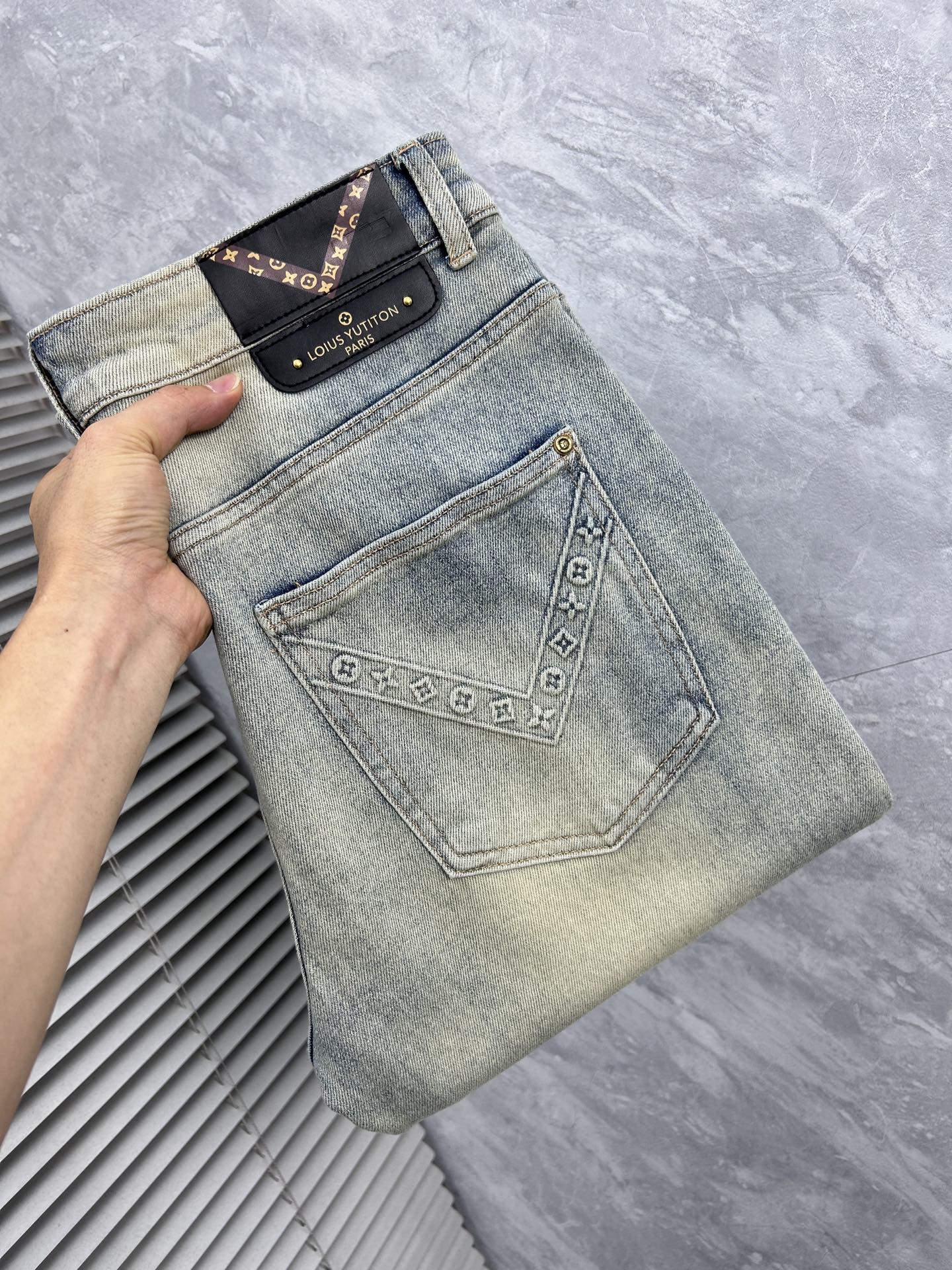 NO:870627,LV 2026 new men's jeans. The fabric has good elasticity. Exclusively available on the official website. Fashionable and elegant. Heavy craftsmanship design. Using original color yeast washing process. Selected imported heavyweight denim denim fabric with high-end hardware decoration. Genuine leather label. Exquisite stitching. Low-key luxury. Worth owning. Size 28-38, shipped next day, louis vuitton,jeans,19860909LV 2026新品男士牛仔裤 面料弹性好.独家发售 官网同步 时尚优雅 重工艺设计.采用原色酵母水洗工艺 精选进口重磅丹宁牛仔面料 配高档五金装饰 真皮皮牌 精致车线 低调轻奢 值得拥有.码数28-38,隔天出货,,louis vuitton,jeans,,Men's clothing