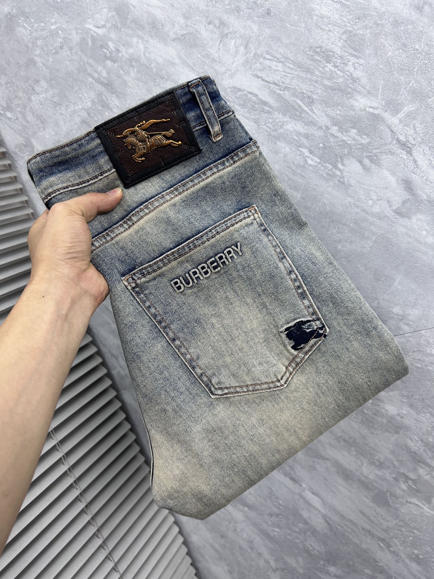 NO:870637,Burberry's 2026 new men's jeans have good elasticity. Exclusively available on the official website. Fashionable and elegant. Heavy craftsmanship design. Using original color yeast washing process. Selected imported heavyweight denim denim fabric with high-end hardware decoration. Genuine leather label. Exquisite stitching. Low-key luxury. Worth owning. Size 28-38, shipped next day, burberry, jeans,19860909巴宝 2026新品男士牛仔裤 面料弹性好.独家发售 官网同步 时尚优雅 重工艺设计.采用原色酵母水洗工艺 精选进口重磅丹宁牛仔面料 配高档五金装饰 真皮皮牌 精致车线 低调轻奢 值得拥有.码数28-38,隔天出货,,burberry,jeans,,Men's clothing