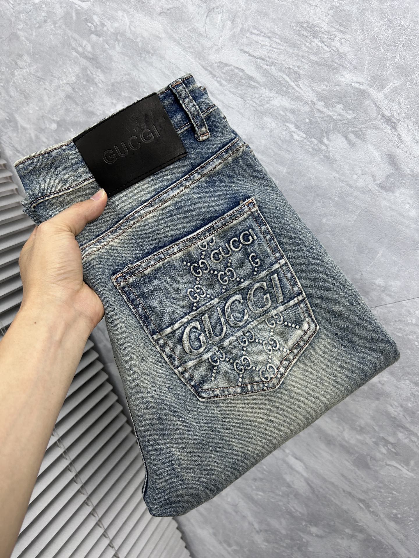 NO:870564,Gucci's 2026 new men's jeans. The fabric has good elasticity. Exclusively available on the official website. Fashionable and elegant. Heavy craftsmanship design. Using original color yeast washing process. Selected imported heavyweight denim denim fabric with high-end hardware decoration. Genuine leather label. Exquisite stitching. Low-key and light luxury. Worth owning. Size 28-38, shipped next day,,jeans,19860909古奇 2026新品男士牛仔裤 面料弹性好.独家发售 官网同步 时尚优雅 重工艺设计.采用原色酵母水洗工艺 精选进口重磅丹宁牛仔面料 配高档五金装饰 真皮皮牌 精致车线 低调轻奢 值得拥有.码数28-38,隔天出货,,jeans,,Men's clothing
