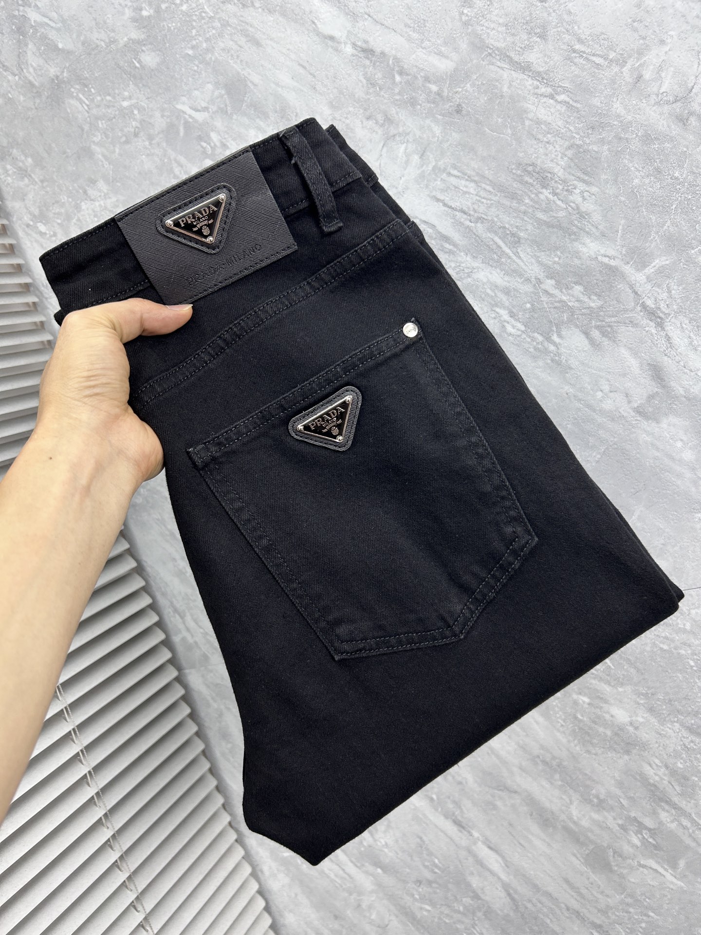 NO:870573,Pula 2026 new men's jeans with good elasticity. Exclusively available on the official website. Fashionable and elegant. Heavy craftsmanship design. Using original color yeast washing process. Selected imported heavyweight denim denim fabric with high-end hardware decoration. Genuine leather label. Exquisite stitching. Low-key luxury. Worth owning. Size 28-38, shipped next day, prada, jeans,19860909普拉 2026新品男士牛仔裤 面料弹性好.独家发售 官网同步 时尚优雅 重工艺设计.采用原色酵母水洗工艺 精选进口重磅丹宁牛仔面料 配高档五金装饰 真皮皮牌 精致车线 低调轻奢 值得拥有.码数28-38,隔天出货,,prada,jeans,,Men's clothing