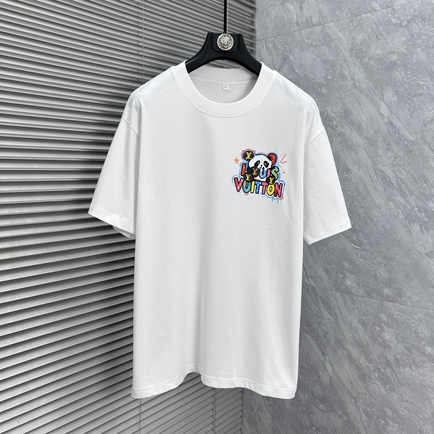 NO:877171,LV 2026ss spring and summer high-quality pure cotton short-sleeved T-shirt, top original order quality, the latest technology requirements, top orders require sewing work, super easy to match, top customization, matching the whole detail, the quality and tailoring design are first-class, customized imported pure cotton fabric!  Full of style, the color is light and versatile. M-4XL, please state your height and weight when placing an order, Louis Vuitton, T-shirt, tees, t-shirt,19860909LV 2026ss春夏高品质纯棉短袖T恤,顶级原单品质,当下最新工艺要求,顶级订单要求车线做工,超级好搭配,顶级定制,搭配整件细节 ,品质及剪裁设计都堪称一流,定制进口纯棉面料！型格十足,配色轻熟百搭.M-4XL,下单报身高体重,,louis vuitton,T-shirt,tees，t-shirt,,Men's clothing