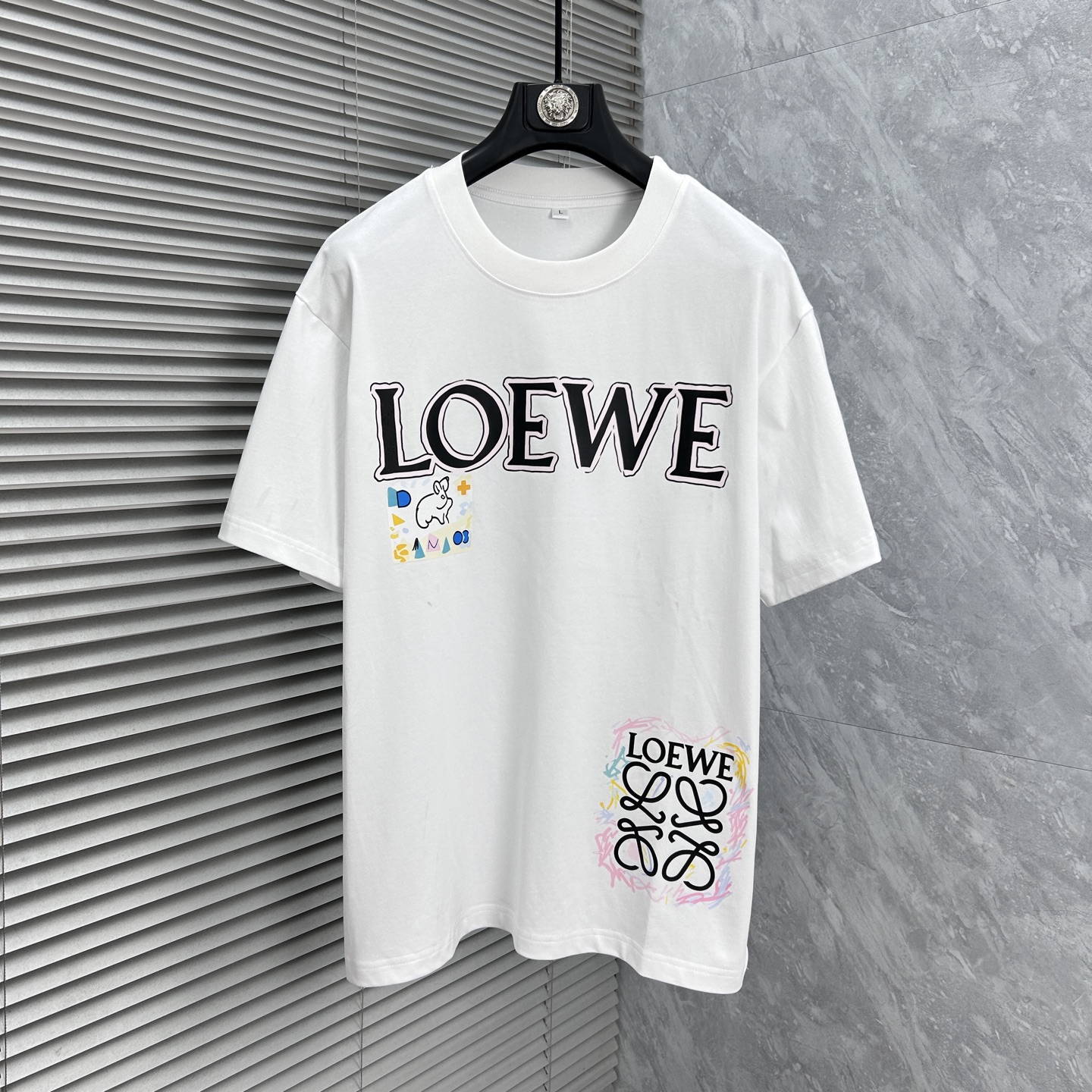 NO:877148,Luo Yiwei 2026ss spring and summer high-quality pure cotton short-sleeved T-shirt, top original order quality, the latest technology requirements, top orders require sewing work, super easy to match, top customization, with the whole details, the quality and tailoring design are first-class, customized imported pure cotton fabric!  Full of style, the color is light and versatile. M-4XL, please state your height and weight when placing an order, loewe, T-shirt, tees, t-shirt,19860909罗意威 2026ss春夏高品质纯棉短袖T恤,顶级原单品质,当下最新工艺要求,顶级订单要求车线做工,超级好搭配,顶级定制,搭配整件细节 ,品质及剪裁设计都堪称一流,定制进口纯棉面料！型格十足,配色轻熟百搭.M-4XL,下单报身高体重,,loewe,T-shirt,tees，t-shirt,,Men's clothing