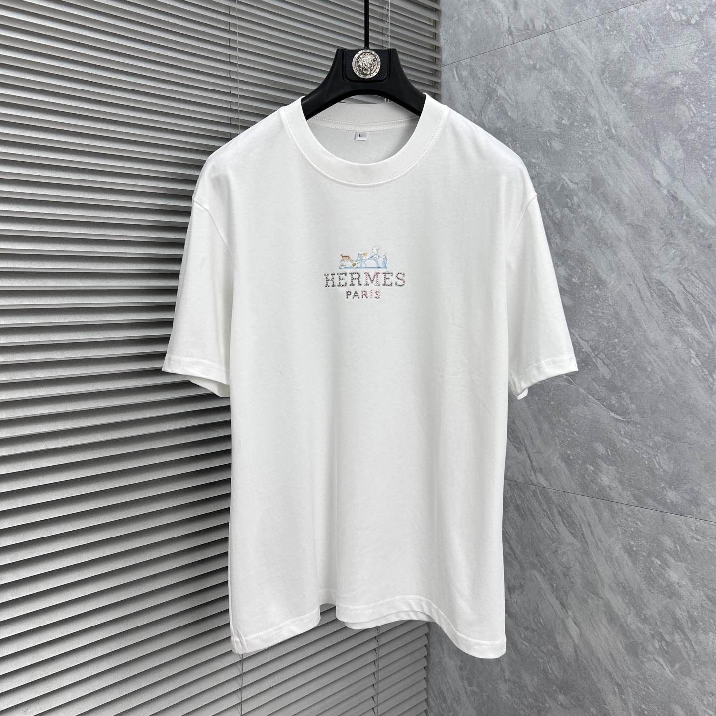 NO:877140,Hermès 2026ss spring and summer high-quality pure cotton short-sleeved T-shirt, top original order quality, the latest process requirements, top orders require sewing work, super easy to match, top customization, with the whole details, the quality and tailoring design are first-class, custom-made imported pure cotton fabric!  Full of style, the color is light and versatile. M-4XL, please state your height and weight when placing an order, hermes, T-shirt, tees, t-shirt,19860909爱马仕 2026ss春夏高品质纯棉短袖T恤,顶级原单品质,当下最新工艺要求,顶级订单要求车线做工,超级好搭配,顶级定制,搭配整件细节 ,品质及剪裁设计都堪称一流,定制进口纯棉面料！型格十足,配色轻熟百搭.M-4XL,下单报身高体重,,hermes,T-shirt,tees，t-shirt,,Men's clothing