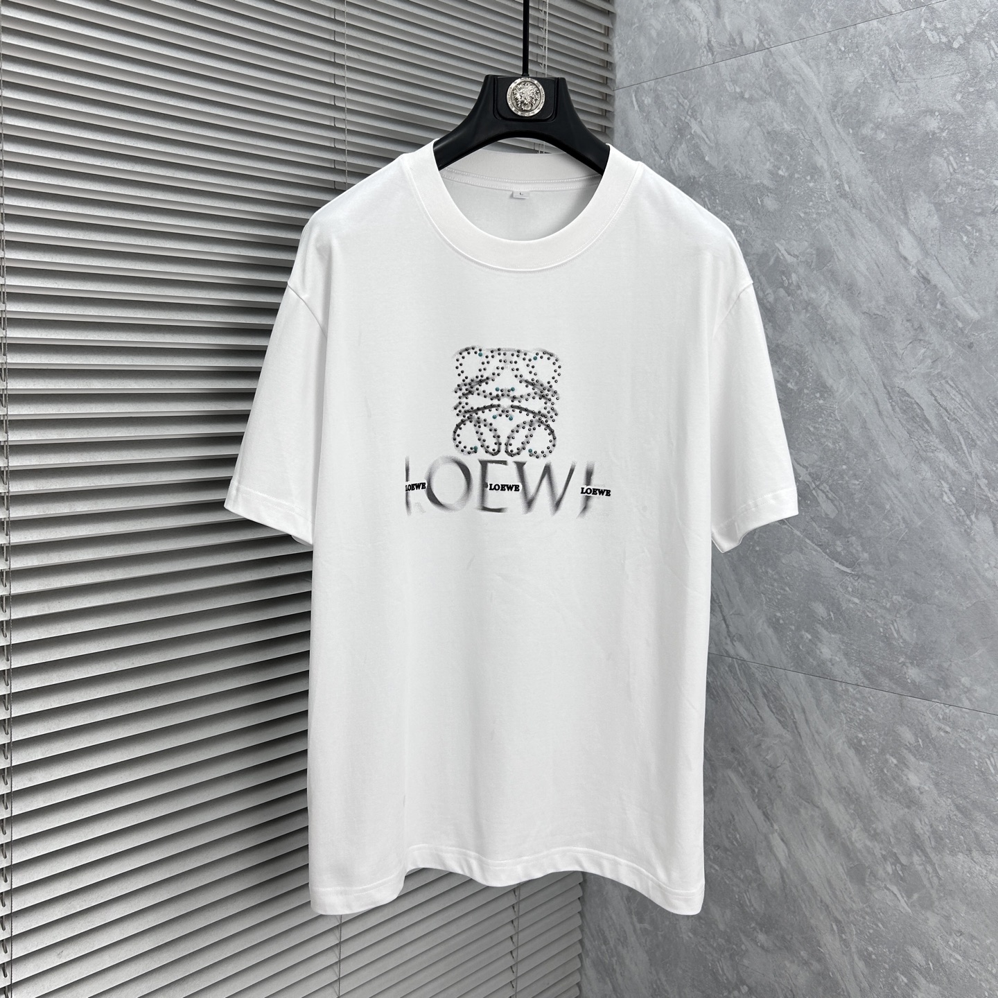 NO:877132,Luo Yiwei 2026ss spring and summer high-quality pure cotton short-sleeved T-shirt, top original order quality, the latest technology requirements, top orders require sewing work, super easy to match, top customization, with the whole details, the quality and tailoring design are first-class, customized imported pure cotton fabric!  Full of style, the color is light and versatile. M-4XL, please state your height and weight when placing an order, loewe, T-shirt, tees, t-shirt,19860909罗意威 2026ss春夏高品质纯棉短袖T恤,顶级原单品质,当下最新工艺要求,顶级订单要求车线做工,超级好搭配,顶级定制,搭配整件细节 ,品质及剪裁设计都堪称一流,定制进口纯棉面料！型格十足,配色轻熟百搭.M-4XL,下单报身高体重,,loewe,T-shirt,tees，t-shirt,,Men's clothing