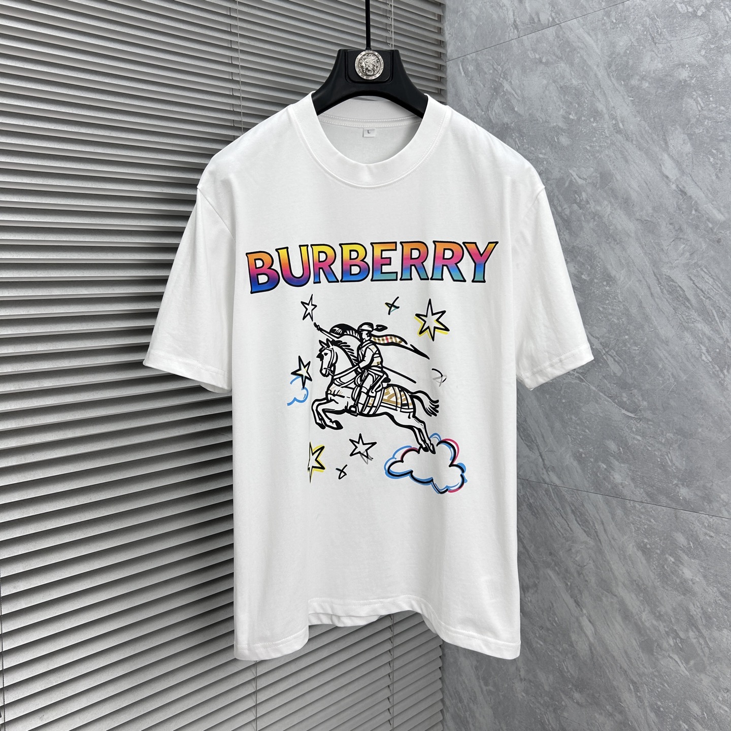 NO:877050,Burberry 2026ss spring and summer high-quality pure cotton short-sleeved T-shirt, top original order quality, the latest process requirements, top orders require sewing work, super easy to match, top customization, with the whole details, the quality and tailoring design are first-class, custom-made imported pure cotton fabric!  Full of style, the color is light and versatile. M-4XL, please state your height and weight when placing an order, burberry, T-shirt, tees, t-shirt,19860909巴宝莉 2026ss春夏高品质纯棉短袖T恤,顶级原单品质,当下最新工艺要求,顶级订单要求车线做工,超级好搭配,顶级定制,搭配整件细节 ,品质及剪裁设计都堪称一流,定制进口纯棉面料！型格十足,配色轻熟百搭.M-4XL,下单报身高体重,,burberry,T-shirt,tees，t-shirt,,Men's clothing