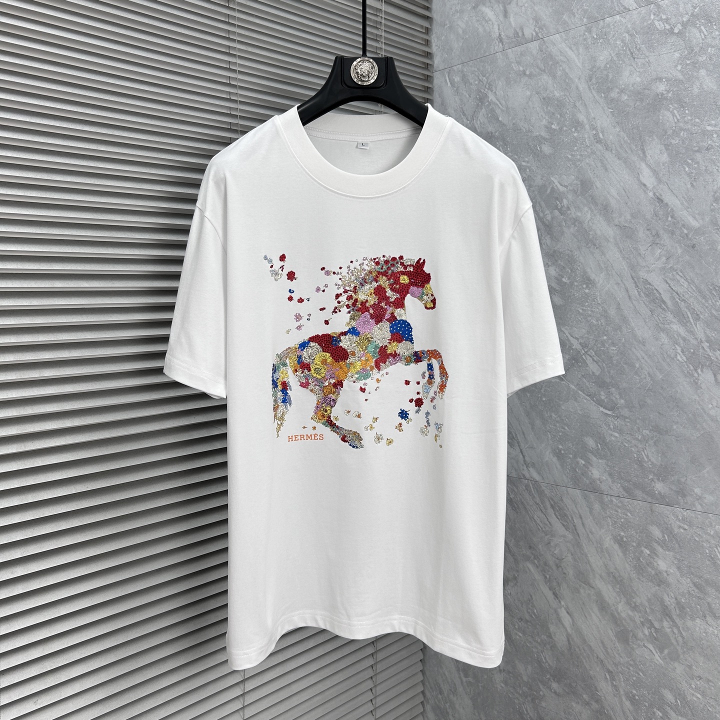NO:877082,Hermès 2026ss spring and summer high-quality pure cotton short-sleeved T-shirt, top original order quality, the latest process requirements, top orders require sewing work, super easy to match, top customization, with the whole details, the quality and tailoring design are first-class, custom-made imported pure cotton fabric!  Full of style, the color is light and versatile. M-4XL, please state your height and weight when placing an order, hermes, T-shirt, tees, t-shirt,19860909爱马仕 2026ss春夏高品质纯棉短袖T恤,顶级原单品质,当下最新工艺要求,顶级订单要求车线做工,超级好搭配,顶级定制,搭配整件细节 ,品质及剪裁设计都堪称一流,定制进口纯棉面料！型格十足,配色轻熟百搭.M-4XL,下单报身高体重,,hermes,T-shirt,tees，t-shirt,,Men's clothing