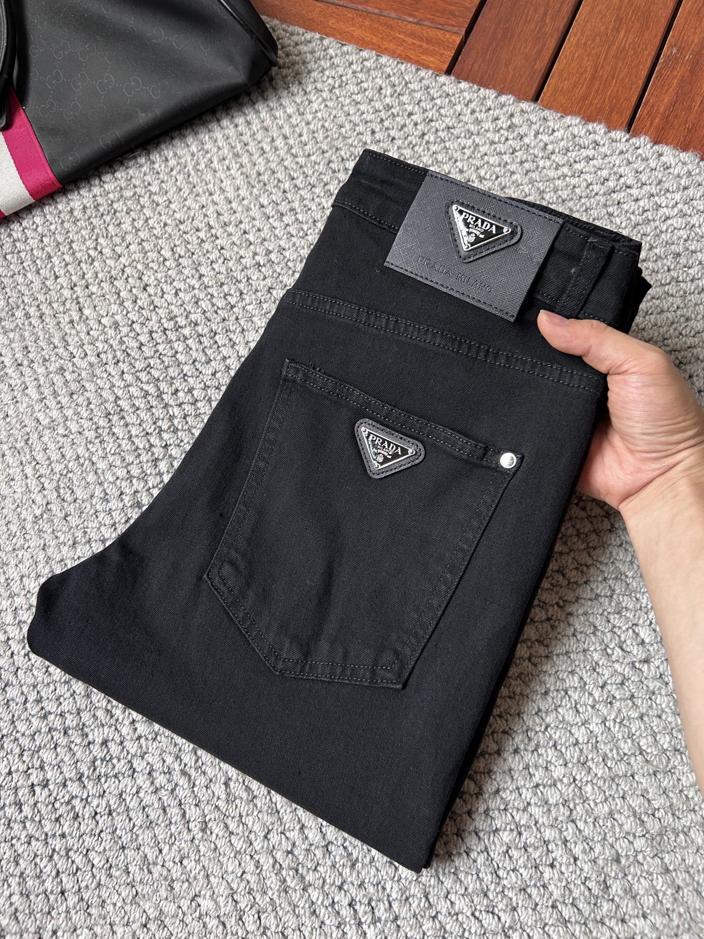 NO:907219,Prada's 2026 new men's jeans have good fabric elasticity. Exclusively available on the official website. Fashionable and elegant. Heavy craftsmanship design. Adopt original color yeast washing process. Select imported heavyweight denim denim fabric with high-end hardware decoration. Genuine leather label. Exquisite stitching. Low-key luxury. Worth owning. Size 28-38 (no 35) shipped next day, prada,jeans,19860909普拉达 2026新品男士牛仔裤 面料弹性好.独家发售 官网同步 时尚优雅 重工艺设计.采用原色酵母水洗工艺 精选进口重磅丹宁牛仔面料 配高档五金装饰 真皮皮牌 精致车线 低调轻奢 值得拥有.码数28-38（无35）隔天出货,,prada,jeans,,Men's clothing