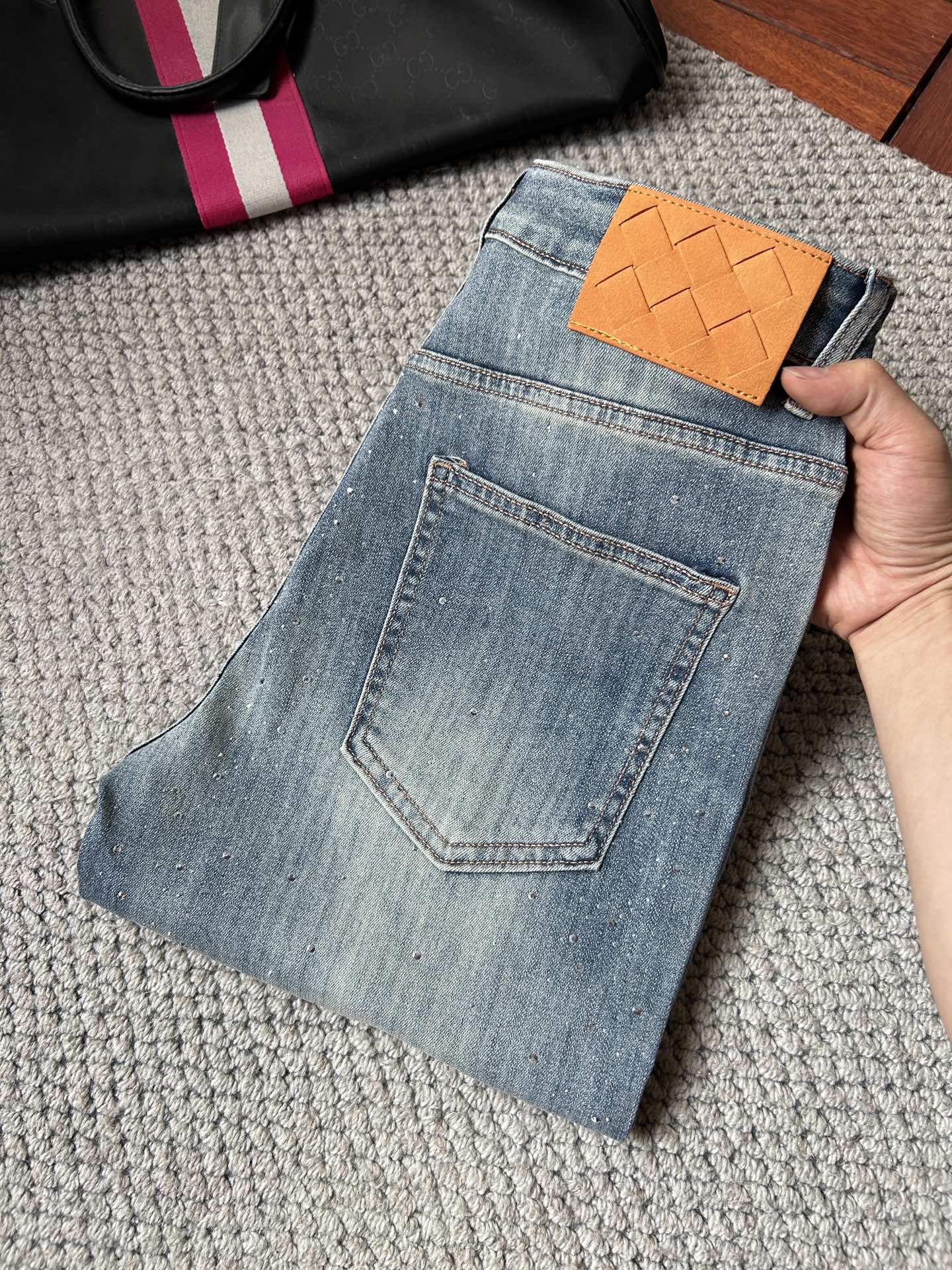 NO:907227,BV 2026 new men's jeans with good fabric elasticity. Exclusively available on the official website. Fashionable and elegant. Heavy craftsmanship design. Using original color yeast washing process. Selected imported heavyweight denim denim fabric with high-end hardware decoration. Genuine leather label. Exquisite stitching. Low-key luxury. Worth owning. Size 28-38 (no 35) shipped next day,,bottega veneta,jeans,19860909BV 2026新品男士牛仔裤 面料弹性好.独家发售 官网同步 时尚优雅 重工艺设计.采用原色酵母水洗工艺 精选进口重磅丹宁牛仔面料 配高档五金装饰 真皮皮牌 精致车线 低调轻奢 值得拥有.码数28-38（无35）隔天出货,,bottega veneta,jeans,,Men's clothing