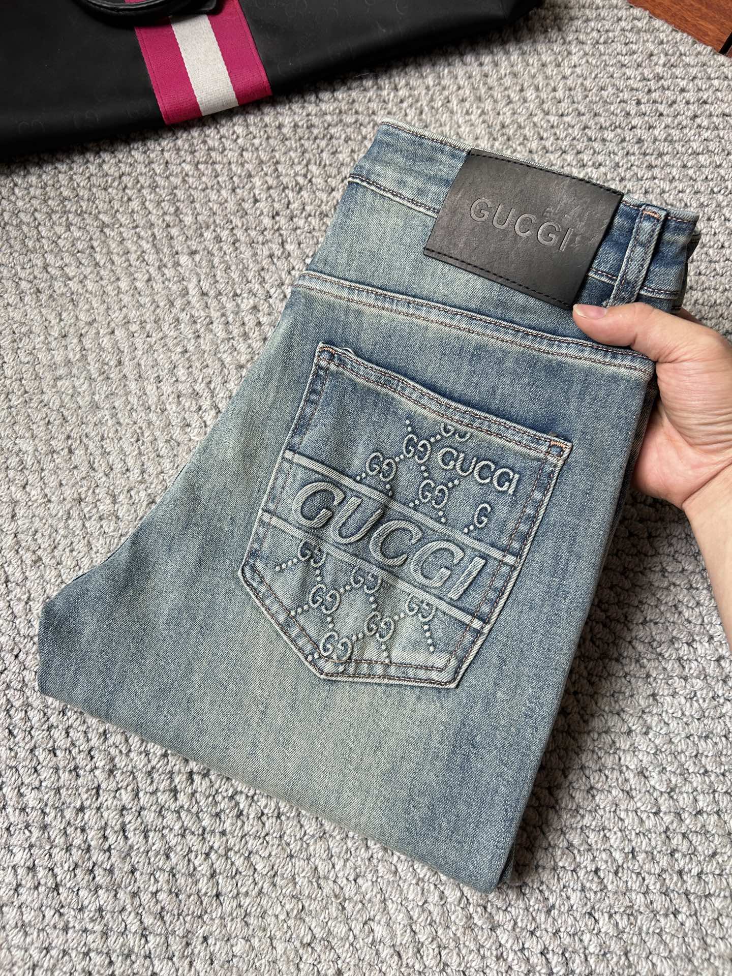 NO:907231,Ancient ‘’ 2026 new men’s jeans. The fabric is very elastic. Exclusively available on the official website. Fashionable and elegant. Heavy craftsmanship design. Using original color yeast washing process. Selected imported heavyweight denim denim fabric with high-end hardware decoration. Genuine leather label. Exquisite stitching. Low-key and light luxury. Worth owning. Size 28-38 (no 35) shipped next day,,jeans,19860909古‘’ 2026新品男士牛仔裤 面料弹性好.独家发售 官网同步 时尚优雅 重工艺设计.采用原色酵母水洗工艺 精选进口重磅丹宁牛仔面料 配高档五金装饰 真皮皮牌 精致车线 低调轻奢 值得拥有.码数28-38（无35）隔天出货,,jeans,,Men's clothing