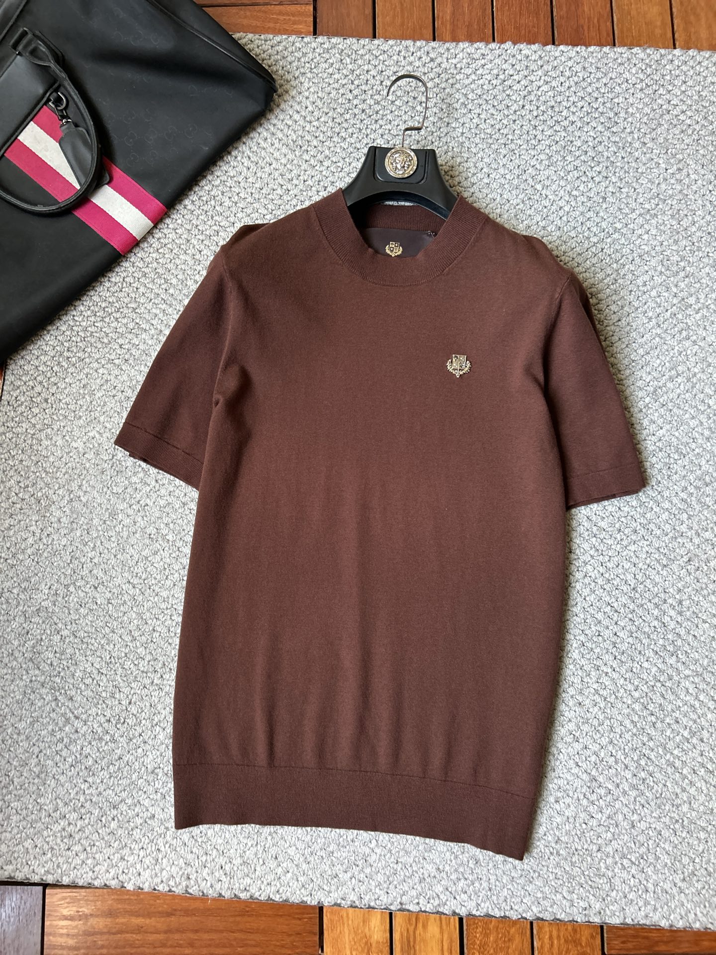 NO:877179,BC2026 spring and summer small mid-collar sweater 'breathable but not stuffy' is a true [old money style] highly breathable Tencel fabric, comfortable to wear in summer but not stuffy, crisp and stylish, small logo and heavy craftsmanship, simple and not simple, high-end Tencel wool sweater short-sleeved, solid color and simple, fashionable but luxurious, quality is unquestionable, the upper body effect is great, size M-4XL, shipped next day, T-shirt,19860909BC2026春夏款小中领针织衫《透气不闷热》真正【老钱风】甄选高度透气天丝面料,夏季穿着舒服不闷热,版型挺括有型,小logo重工艺搭配简约不简单,高端级天丝羊毛衫短袖 纯色简约 时尚不失奢华 品质毋庸置疑 上身效果超赞,尺码M-4XL,隔天出货,,T-shirt,,Men's clothing