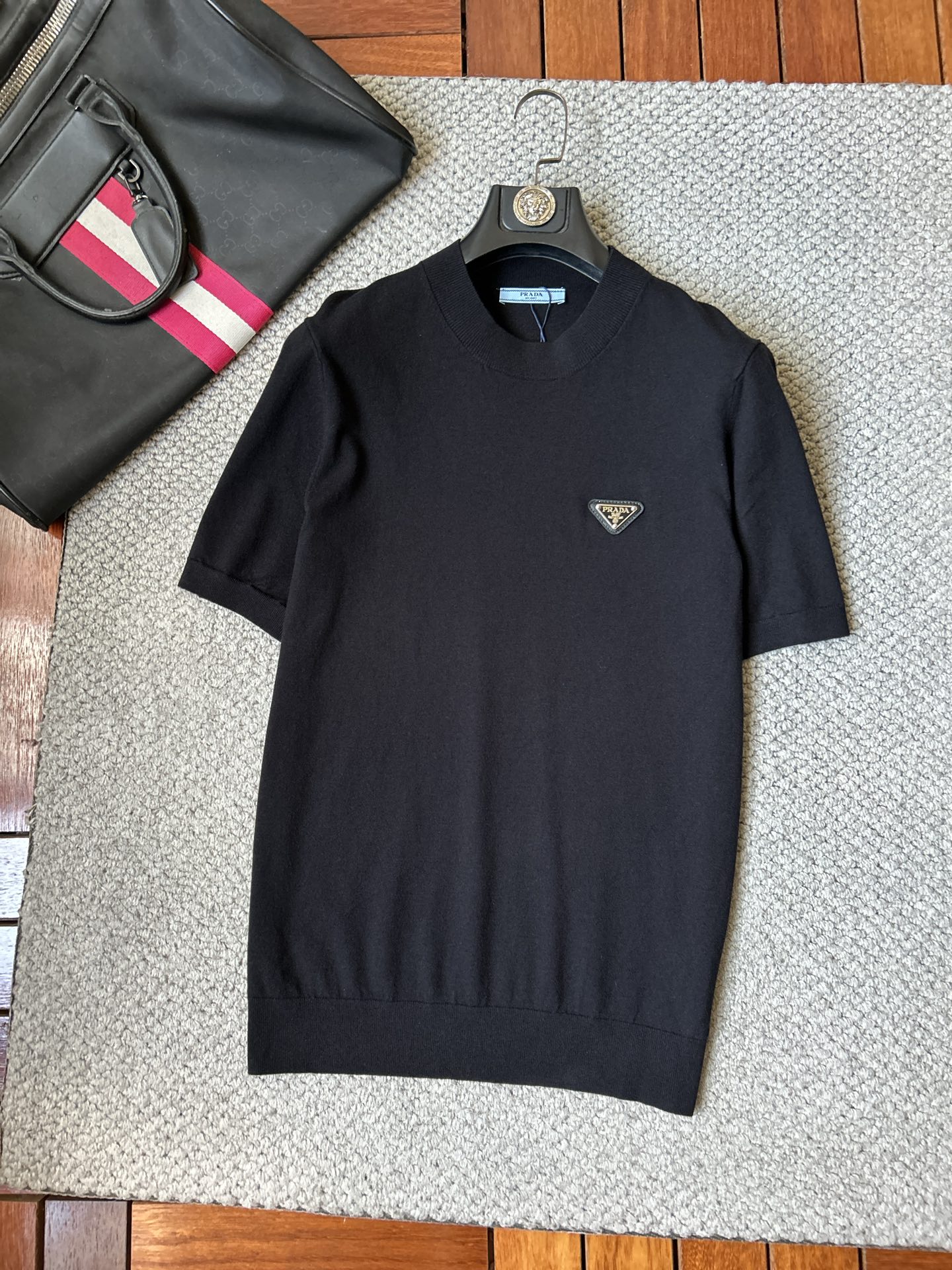 NO:877175,Prada 2026 spring and summer small mid-collar sweater 'breathable but not stuffy' is a true [old money style] highly breathable Tencel fabric, comfortable and not stuffy to wear in summer, crisp and stylish, small logo and heavy craftsmanship, simple and not simple, high-end Tencel sweater short-sleeved solid color simple fashion without losing luxury The quality is unquestionable The upper body effect is great, size M-4XL, shipped next day, prada, T-shirt,19860909普拉达 2026春夏款小中领针织衫《透气不闷热》真正【老钱风】甄选高度透气天丝面料,夏季穿着舒服不闷热,版型挺括有型,小logo重工艺搭配简约不简单,高端级天丝羊毛衫短袖 纯色简约 时尚不失奢华 品质毋庸置疑 上身效果超赞,尺码M-4XL,隔天出货,,prada,T-shirt,,Men's clothing