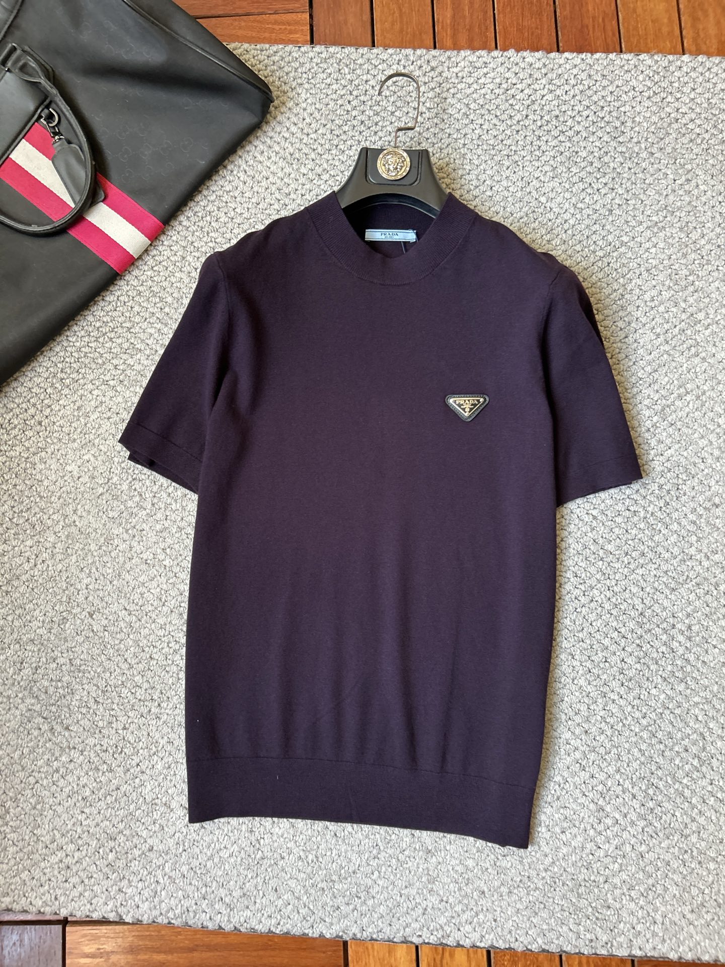 NO:877051,Prada 2026 spring and summer small mid-collar sweater 'breathable but not stuffy' is a true [old money style] highly breathable Tencel fabric, comfortable and not stuffy to wear in summer, crisp and stylish, small logo and heavy craftsmanship, simple and not simple, high-end Tencel sweater short-sleeved solid color simple fashion without losing luxury The quality is unquestionable The upper body effect is great, size M-4XL, shipped next day, prada, T-shirt,19860909普拉达 2026春夏款小中领针织衫《透气不闷热》真正【老钱风】甄选高度透气天丝面料,夏季穿着舒服不闷热,版型挺括有型,小logo重工艺搭配简约不简单,高端级天丝羊毛衫短袖 纯色简约 时尚不失奢华 品质毋庸置疑 上身效果超赞,尺码M-4XL,隔天出货,,prada,T-shirt,,Men's clothing