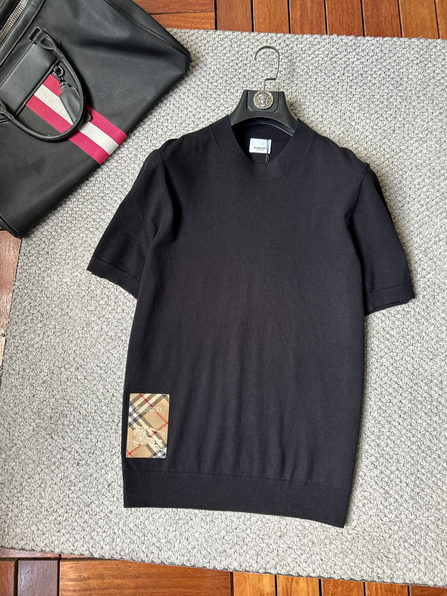 NO:877055,Burberry 2026 spring and summer small mid-collar sweater 'breathable but not stuffy' is a true [old money style] highly breathable Tencel fabric, comfortable and not stuffy to wear in summer, crisp and stylish, small logo and heavy craftsmanship, simple and not simple, high-end Tencel sweater short-sleeved, solid color and simple, fashionable but luxurious. The quality is unquestionable. The upper body effect is great, size M-4XL, shipped next day,, burberry, T-shirt,19860909巴宝莉 2026春夏款小中领针织衫《透气不闷热》真正【老钱风】甄选高度透气天丝面料,夏季穿着舒服不闷热,版型挺括有型,小logo重工艺搭配简约不简单,高端级天丝羊毛衫短袖 纯色简约 时尚不失奢华 品质毋庸置疑 上身效果超赞,尺码M-4XL,隔天出货,,burberry,T-shirt,,Men's clothing