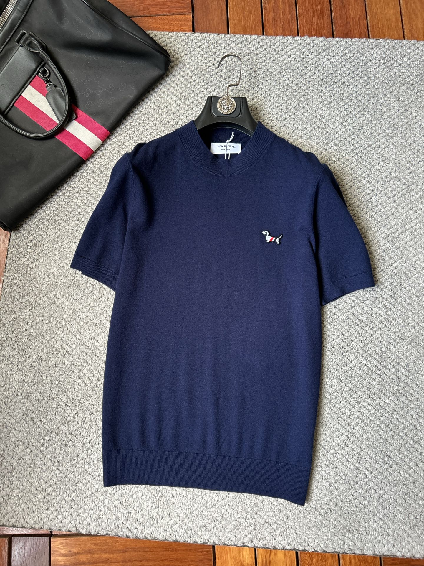 NO:877066,TB 2026 spring and summer small mid-neck sweater 'breathable but not stuffy' is a true [old money style] highly breathable Tencel fabric, comfortable and not stuffy to wear in summer, crisp and stylish, small logo and heavy craftsmanship, simple and not simple, high-end Tencel wool sweater short-sleeved, solid color and simple, fashionable but luxurious, quality is unquestionable, the upper body effect is great, size M-4XL, shipped next day,, T-shirt,19860909TB 2026春夏款小中领针织衫《透气不闷热》真正【老钱风】甄选高度透气天丝面料,夏季穿着舒服不闷热,版型挺括有型,小logo重工艺搭配简约不简单,高端级天丝羊毛衫短袖 纯色简约 时尚不失奢华 品质毋庸置疑 上身效果超赞,尺码M-4XL,隔天出货,,T-shirt,,Men's clothing