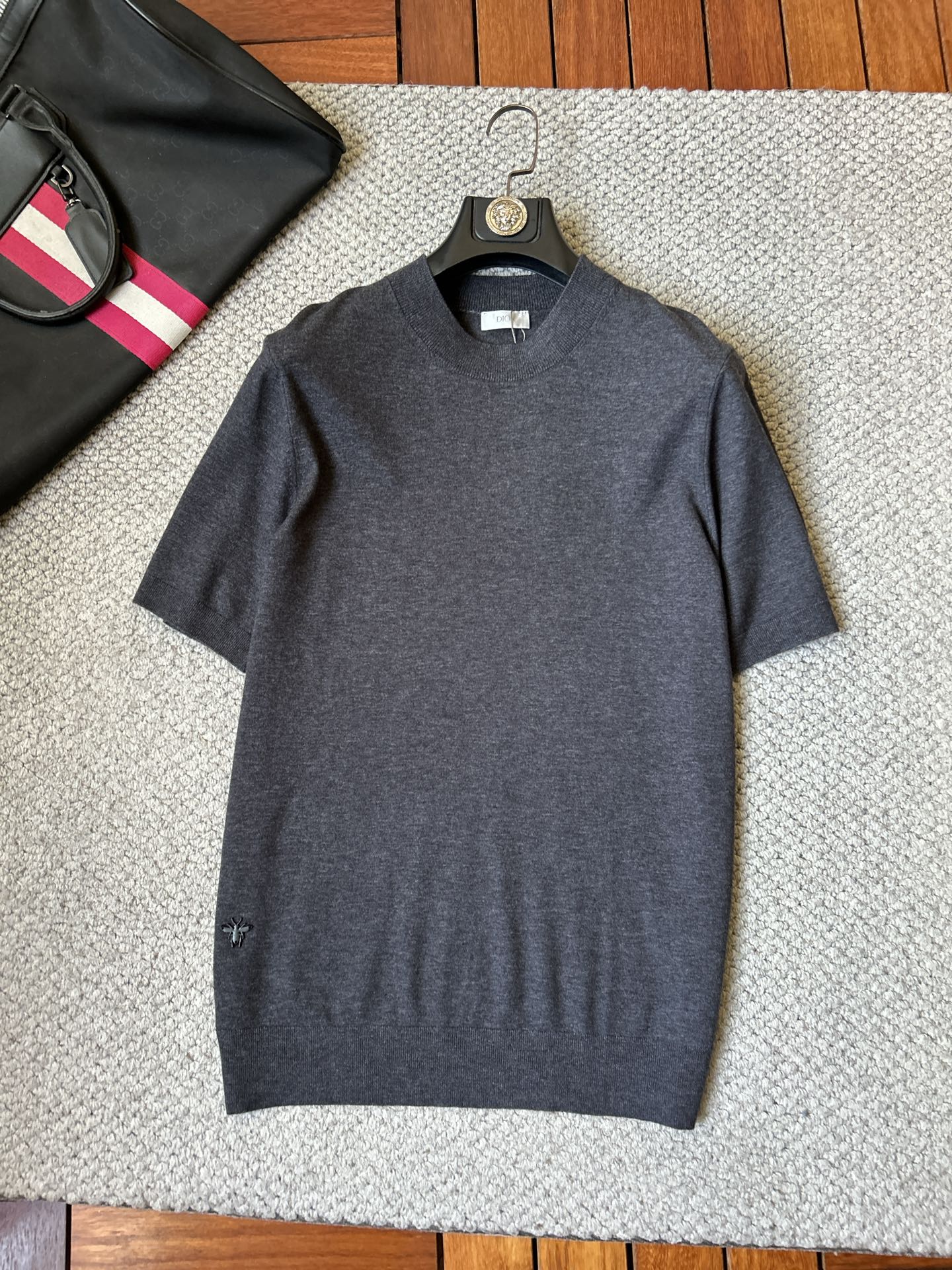NO:877060,dr 2026 spring and summer small mid-collar sweater 'breathable but not stuffy' is a true [old money style] highly breathable Tencel fabric, comfortable and not stuffy to wear in summer, crisp and stylish, small logo and heavy craftsmanship, simple and not simple, high-end Tencel wool sweater short-sleeved, solid color and simple, fashionable but luxurious, quality is unquestionable, the upper body effect is great, size M-4XL, shipped next day,, T-shirt,19860909dr 2026春夏款小中领针织衫《透气不闷热》真正【老钱风】甄选高度透气天丝面料,夏季穿着舒服不闷热,版型挺括有型,小logo重工艺搭配简约不简单,高端级天丝羊毛衫短袖 纯色简约 时尚不失奢华 品质毋庸置疑 上身效果超赞,尺码M-4XL,隔天出货,,T-shirt,,Men's clothing