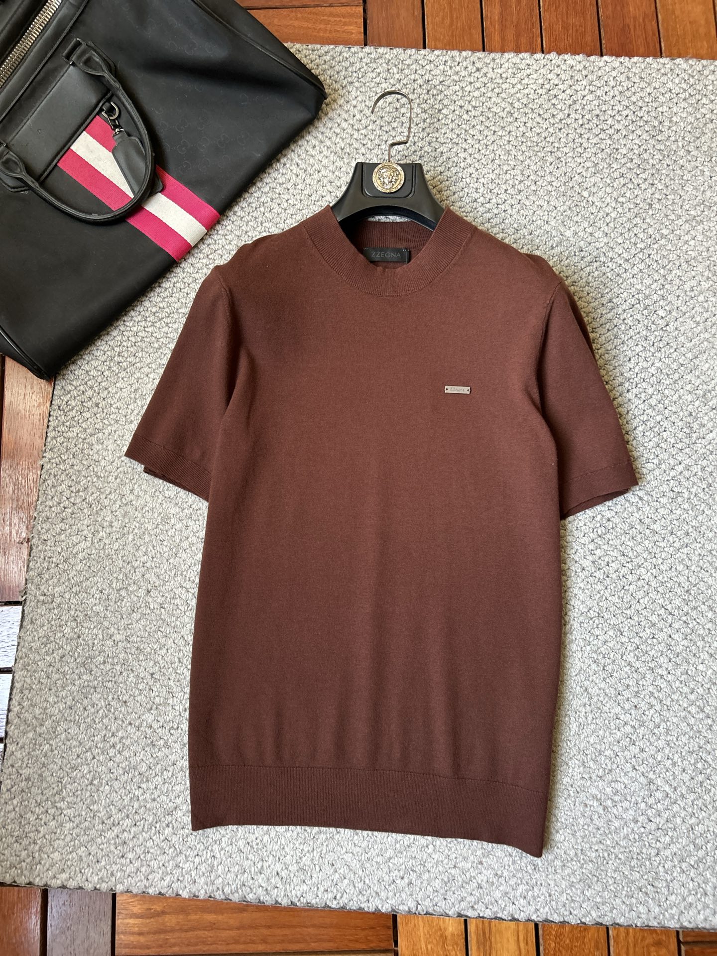 NO:877072,Zegna 2026 spring and summer small mid-collar sweater 'breathable but not stuffy' is a true [old money style] highly breathable Tencel fabric, comfortable and not stuffy to wear in summer, crisp and stylish, small logo and heavy craftsmanship, simple and not simple, high-end Tencel sweater short-sleeved, solid color and simple, fashionable yet luxurious, quality is beyond doubt, the upper body effect is great, size M-4XL, shipped next day,,zegna,T-shirt,19860909杰尼亚 2026春夏款小中领针织衫《透气不闷热》真正【老钱风】甄选高度透气天丝面料,夏季穿着舒服不闷热,版型挺括有型,小logo重工艺搭配简约不简单,高端级天丝羊毛衫短袖 纯色简约 时尚不失奢华 品质毋庸置疑 上身效果超赞,尺码M-4XL,隔天出货,,zegna,T-shirt,,Men's clothing