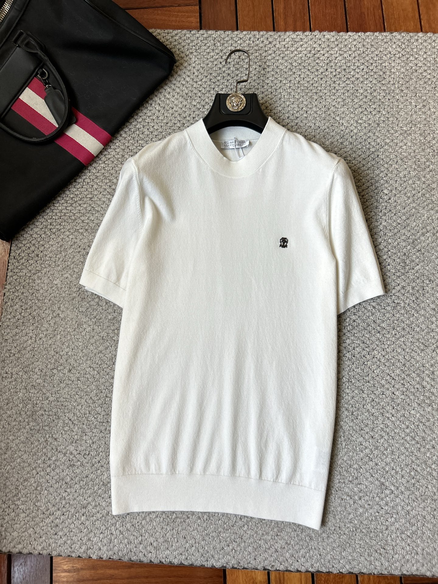 NO:877079,BC2026 spring and summer small mid-collar sweater 'breathable but not stuffy' is a true [old money style] highly breathable Tencel fabric, comfortable to wear in summer but not stuffy, crisp and stylish, small logo and heavy craftsmanship, simple and not simple, high-end Tencel wool sweater short-sleeved, solid color and simple, fashionable but luxurious, quality is unquestionable, the upper body effect is great, size M-4XL, shipped next day, T-shirt,19860909BC2026春夏款小中领针织衫《透气不闷热》真正【老钱风】甄选高度透气天丝面料,夏季穿着舒服不闷热,版型挺括有型,小logo重工艺搭配简约不简单,高端级天丝羊毛衫短袖 纯色简约 时尚不失奢华 品质毋庸置疑 上身效果超赞,尺码M-4XL,隔天出货,,T-shirt,,Men's clothing