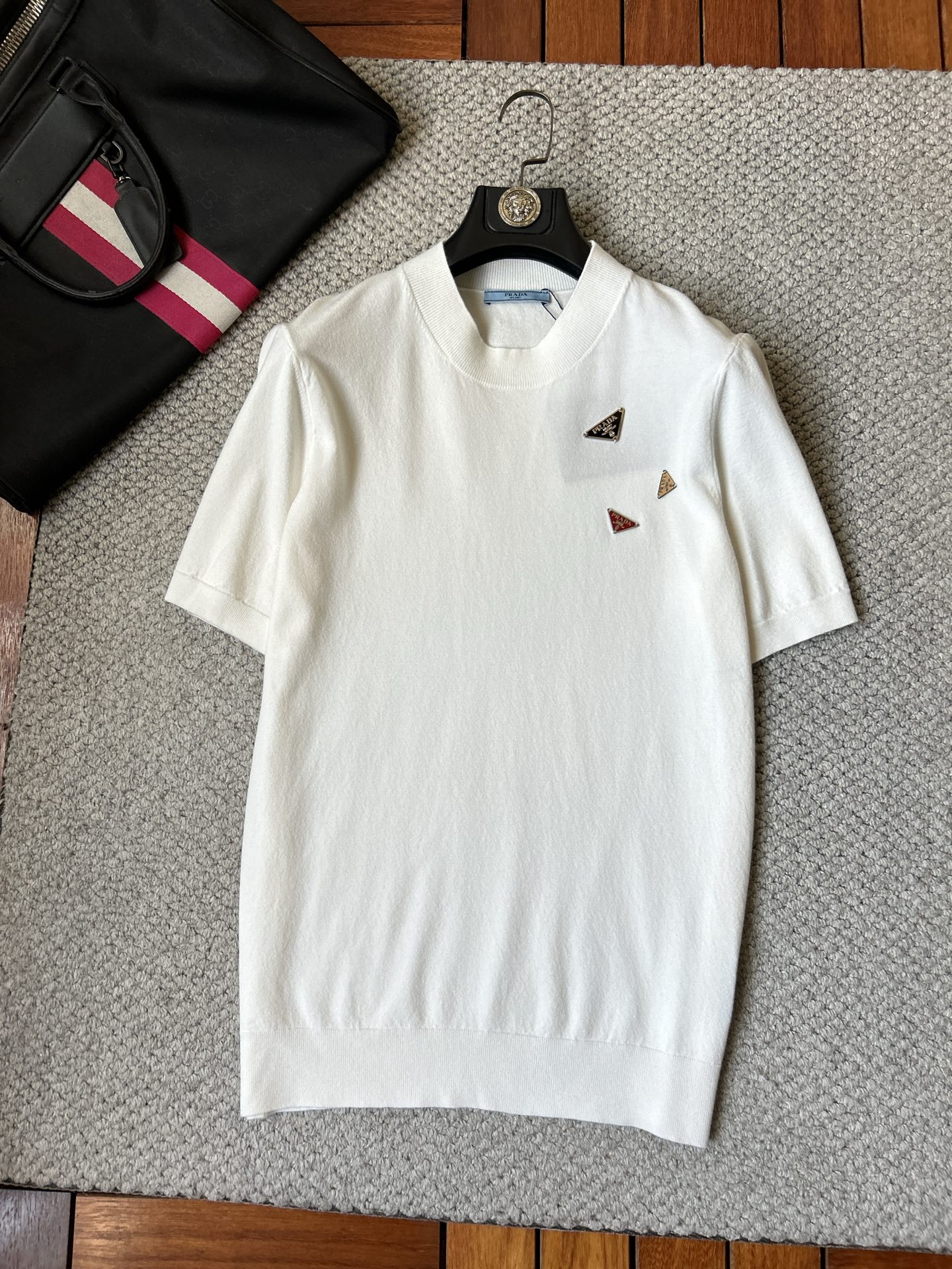 NO:877086,pulada2026 spring and summer small mid-neck sweater 'breathable but not stuffy' is a true [old money style] highly breathable Tencel fabric, comfortable and not stuffy to wear in summer, crisp and stylish, small logo and heavy craftsmanship, simple and not simple, high-end Tencel wool sweater short-sleeved, solid color and simple, fashionable but luxurious, quality is unquestionable, the upper body effect is great, size M-4XL, shipped next day, T-shirt,19860909pulada2026春夏款小中领针织衫《透气不闷热》真正【老钱风】甄选高度透气天丝面料,夏季穿着舒服不闷热,版型挺括有型,小logo重工艺搭配简约不简单,高端级天丝羊毛衫短袖 纯色简约 时尚不失奢华 品质毋庸置疑 上身效果超赞,尺码M-4XL,隔天出货,,T-shirt,,Men's clothing