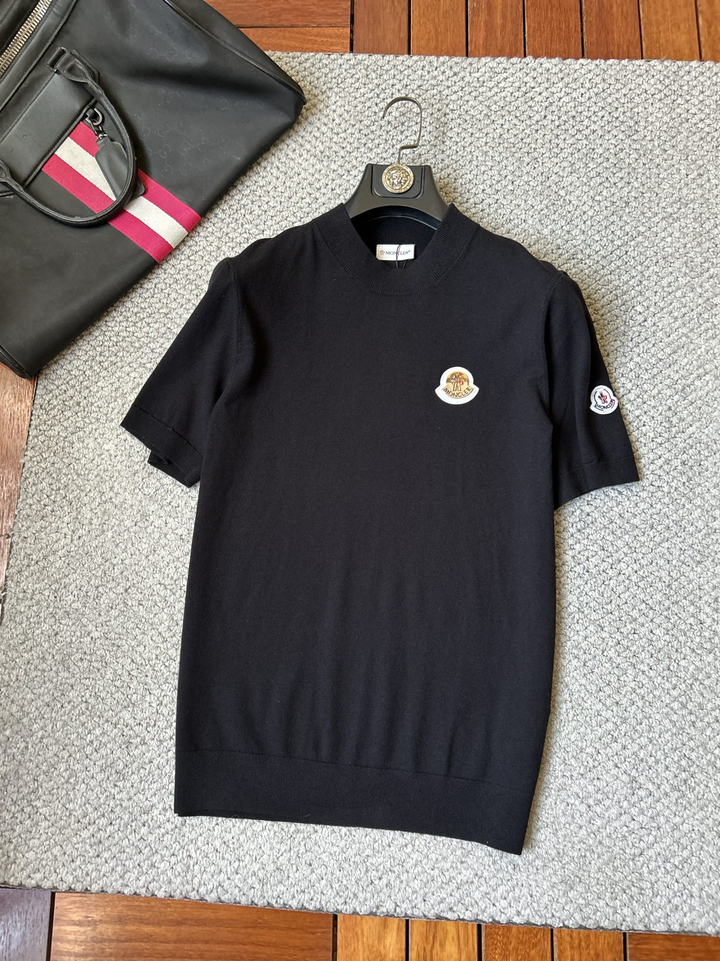 NO:877094,Mengkou 2026 spring and summer style small middle collar sweater 'breathable but not stuffy' is a true [old money style] highly breathable Tencel fabric, comfortable and not stuffy to wear in summer, crisp and stylish, small logo and heavy craftsmanship, simple and not simple, high-end Tencel woolen sweater short-sleeved, solid color and simple, fashionable yet luxurious, quality is unquestionable, the upper body effect is great, size M-4XL, shipped next day, Moncler, T-shirt,19860909蒙口2026春夏款小中领针织衫《透气不闷热》真正【老钱风】甄选高度透气天丝面料,夏季穿着舒服不闷热,版型挺括有型,小logo重工艺搭配简约不简单,高端级天丝羊毛衫短袖 纯色简约 时尚不失奢华 品质毋庸置疑 上身效果超赞,尺码M-4XL,隔天出货,,Moncler,T-shirt,,Men's clothing
