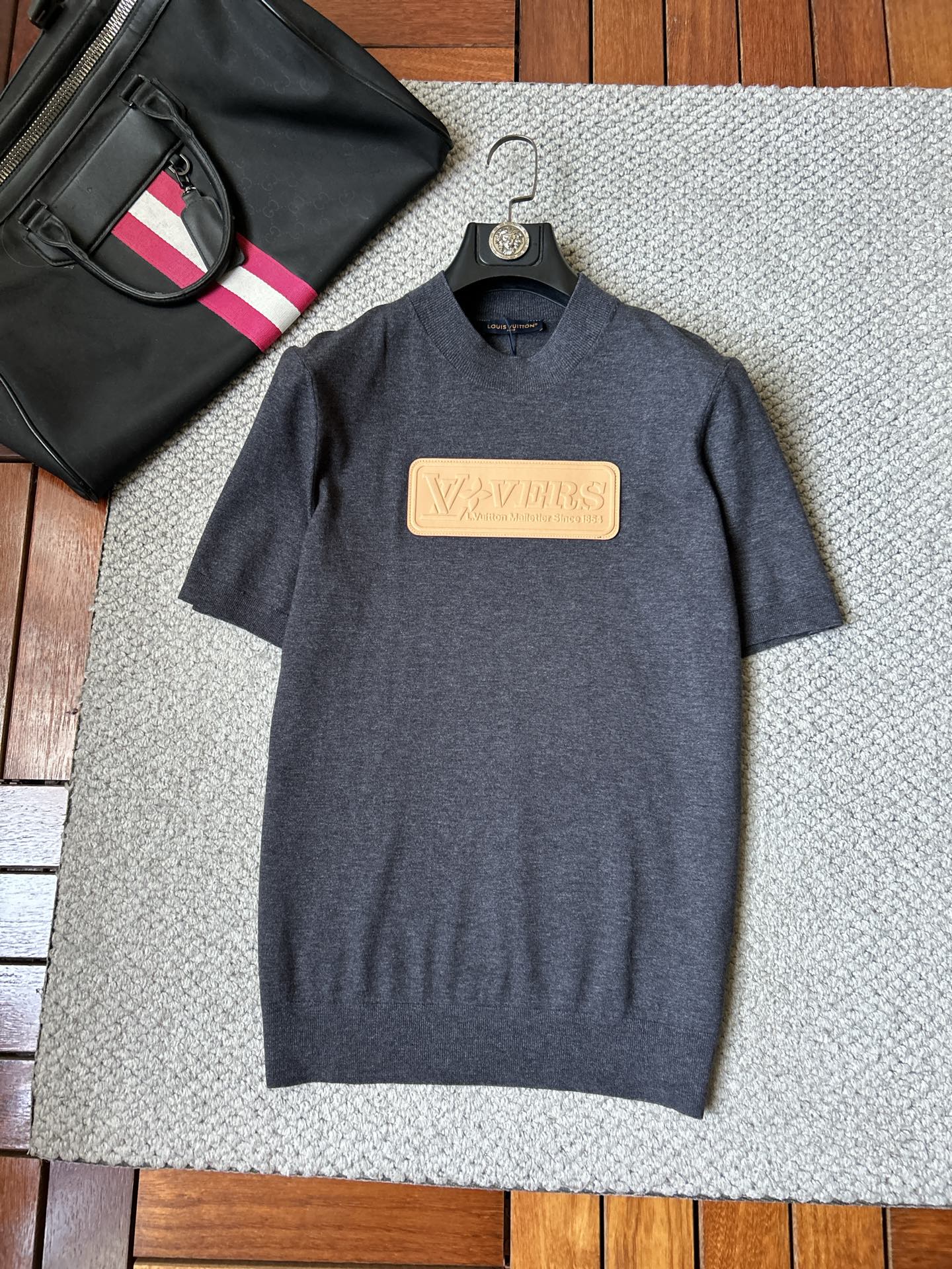 NO:877102,LV 2026 spring and summer small mid-collar sweater 'breathable but not stuffy' is a true [old money style] highly breathable Tencel fabric, comfortable and not stuffy to wear in summer, crisp and stylish, small logo and heavy craftsmanship, simple and not simple, high-end Tencel wool sweater short sleeves, solid color and simple, fashionable but luxurious, quality is unquestionable, the upper body effect is great, size M-4XL, shipped next day,, louis  vuitton,T-shirt,19860909LV 2026春夏款小中领针织衫《透气不闷热》真正【老钱风】甄选高度透气天丝面料,夏季穿着舒服不闷热,版型挺括有型,小logo重工艺搭配简约不简单,高端级天丝羊毛衫短袖 纯色简约 时尚不失奢华 品质毋庸置疑 上身效果超赞,尺码M-4XL,隔天出货,,louis vuitton,T-shirt,,Men's clothing