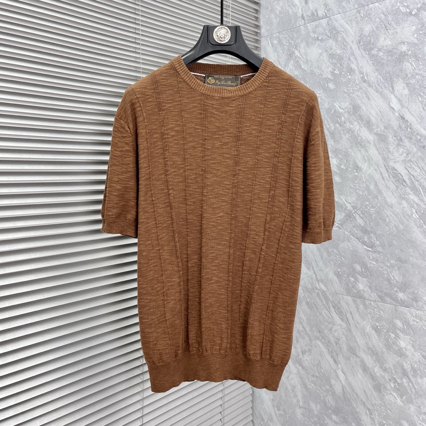 NO:918797,LG 2026 spring and summer style lapel polo sweater, true [old money style] selected highly breathable Tencel fabric, comfortable and not stuffy to wear in summer, crisp and stylish, small logo and heavy craftsmanship, simple and not simple, high-end Tencel wool sweater short-sleeved, solid color and simple, fashionable yet luxurious, quality is beyond doubt, the upper body effect is great, size M-4XL, shipped next day, T-shirt,19860909LG 2026春夏款翻领polo针织衫,真正【老钱风】甄选高度透气天丝面料,夏季穿着舒服不闷热,版型挺括有型,小logo重工艺搭配简约不简单,高端级天丝羊毛衫短袖 纯色简约 时尚不失奢华 品质毋庸置疑 上身效果超赞,尺码M-4XL,隔天出货,,T-shirt,,Men's clothing