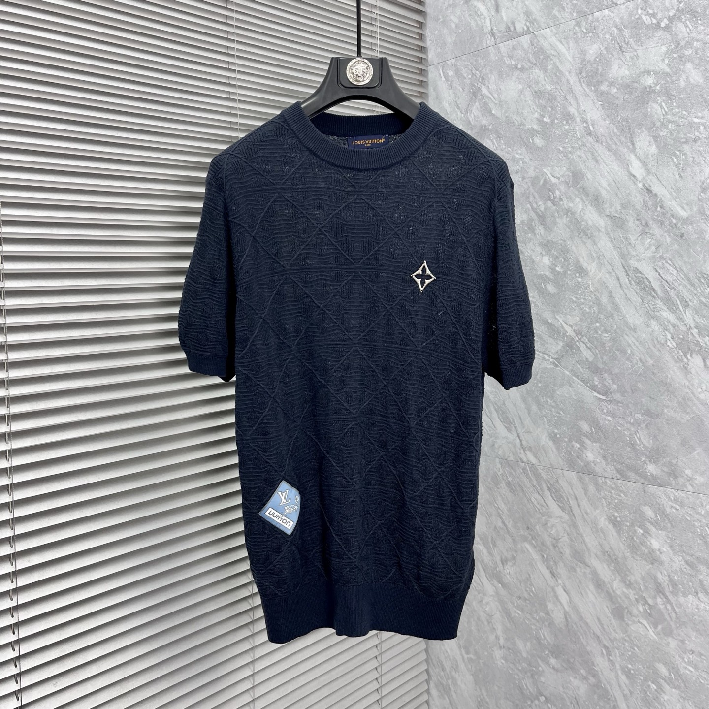 NO:918799,LV 2026 spring and summer style lapel polo sweater, true [old money style] selected highly breathable Tencel fabric, comfortable and not stuffy to wear in summer, crisp and stylish, small logo and heavy craftsmanship, simple and not simple, high-end Tencel wool sweater short-sleeved, solid color and simple, fashionable yet luxurious, quality is unquestionable, the upper body effect is great, size M-4XL, shipped next day, louis vuitton, T-shirt,19860909LV 2026春夏款翻领polo针织衫,真正【老钱风】甄选高度透气天丝面料,夏季穿着舒服不闷热,版型挺括有型,小logo重工艺搭配简约不简单,高端级天丝羊毛衫短袖 纯色简约 时尚不失奢华 品质毋庸置疑 上身效果超赞,尺码M-4XL,隔天出货,,louis vuitton,T-shirt,,Men's clothing