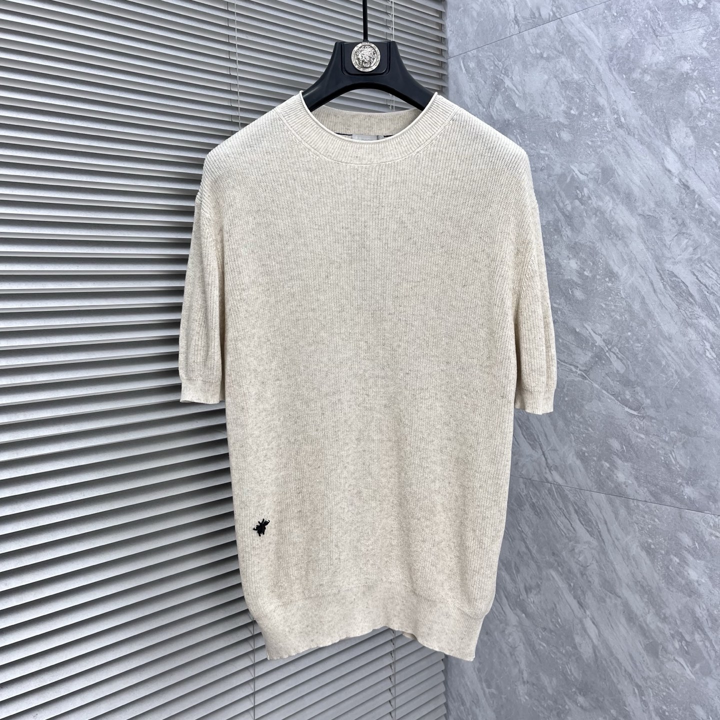 NO:918801,dr 2026 spring and summer lapel polo sweater, true [old money style] selected highly breathable Tencel fabric, comfortable and not stuffy to wear in summer, crisp and stylish, small logo and heavy craftsmanship, simple and not simple, high-end Tencel wool sweater short-sleeved, solid color and simple, fashionable yet luxurious, quality is beyond doubt, the upper body effect is great, size M-4XL, shipped next day, T-shirt,19860909dr 2026春夏款翻领polo针织衫,真正【老钱风】甄选高度透气天丝面料,夏季穿着舒服不闷热,版型挺括有型,小logo重工艺搭配简约不简单,高端级天丝羊毛衫短袖 纯色简约 时尚不失奢华 品质毋庸置疑 上身效果超赞,尺码M-4XL,隔天出货,,T-shirt,,Men's clothing