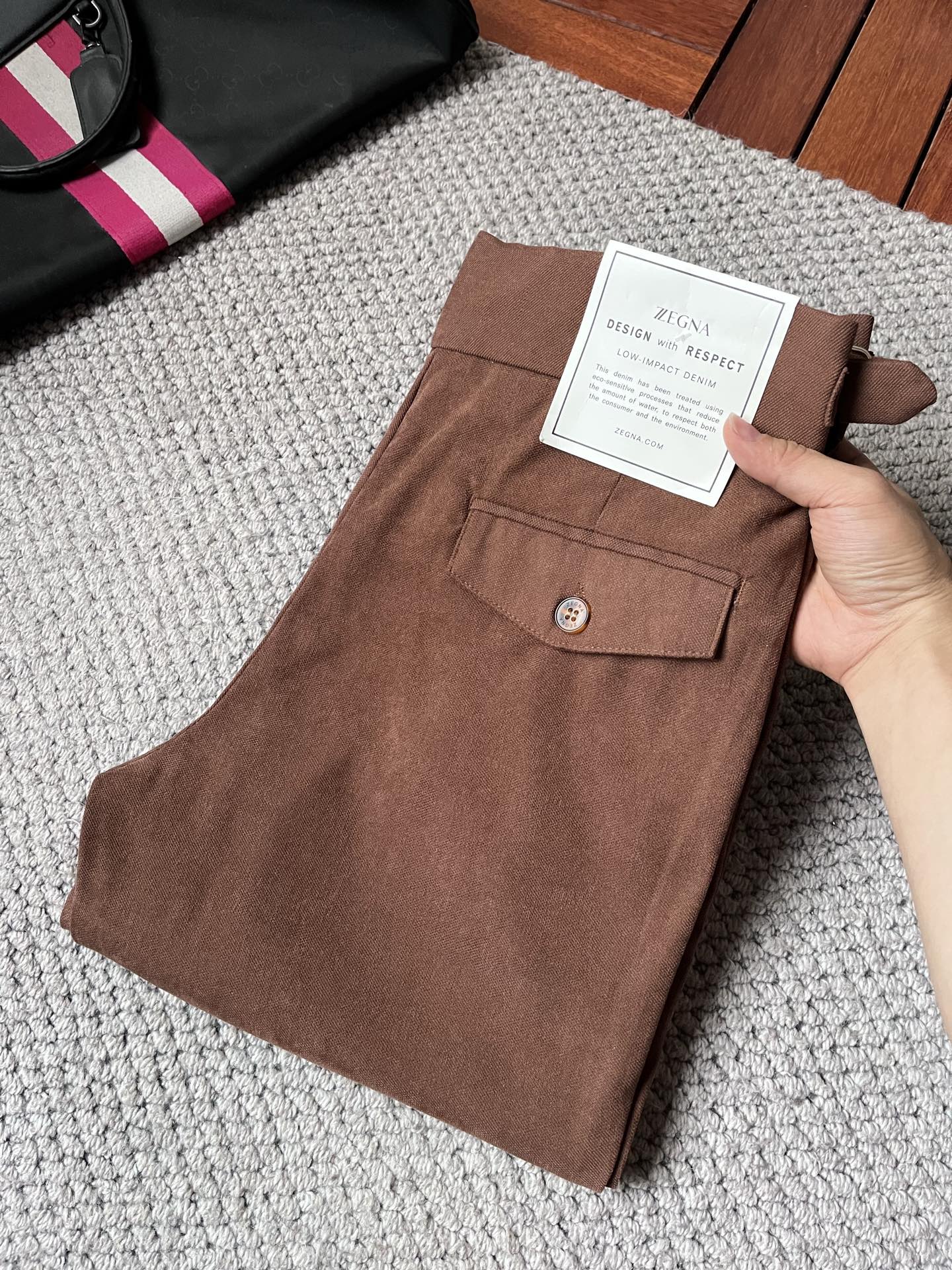 NO:918810,Zegna casual pants, trousers, new style, four seasons, special fabric for advanced custom pants, customized original hardware, heavy craftsmanship, fine turning and wiring, customized fabric, soft and comfortable, significant texture, exquisite accessories, great upper body effect, complete three standards, standard size 29-36, no 35 (shipped next day),,zegna,19860909杰尼亚 休闲裤 西裤 新款 四季款 高级定制裤子专用面料 定制原版五金 重工工艺打造 车工走线精细 定制面料 柔软舒适 质感显著 辅料精美 上身效果超赞 三标齐全 标准尺码29-36,无35（隔天出货）,,zegna,,Men's clothing