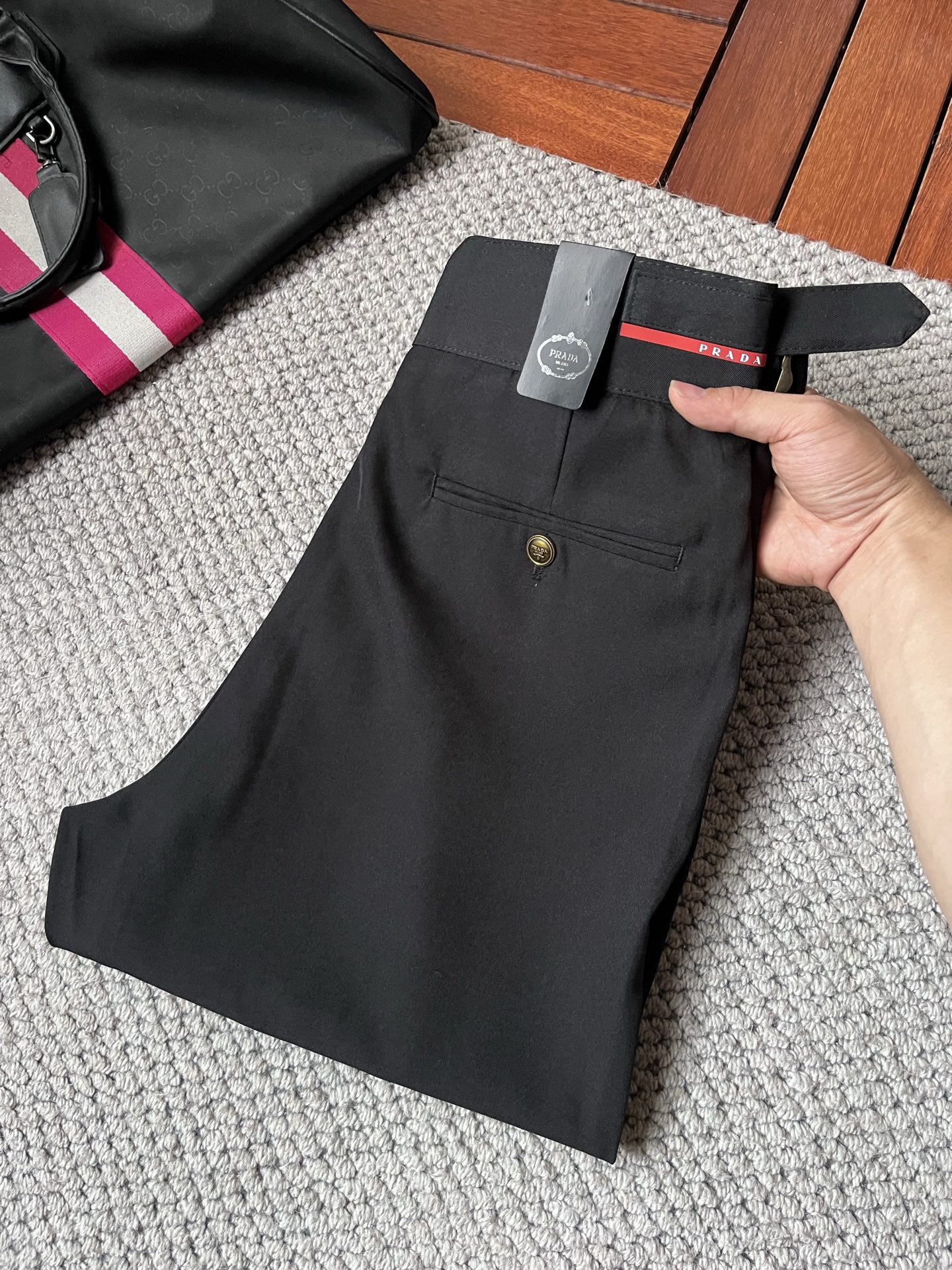 NO:918804,Prada casual pants, trousers, new style, four-season style, special fabric for advanced custom trousers, customized original hardware, heavy craftsmanship, fine turning and wiring, customized fabric, soft and comfortable, significant texture, exquisite accessories, great upper body effect, complete with three standards, standard size 29-36, no 35 (shipped next day),, prada,19860909普拉达 休闲裤 西裤 新款 四季款 高级定制裤子专用面料 定制原版五金 重工工艺打造 车工走线精细 定制面料 柔软舒适 质感显著 辅料精美 上身效果超赞 三标齐全 标准尺码29-36,无35（隔天出货）,,prada,,Men's clothing